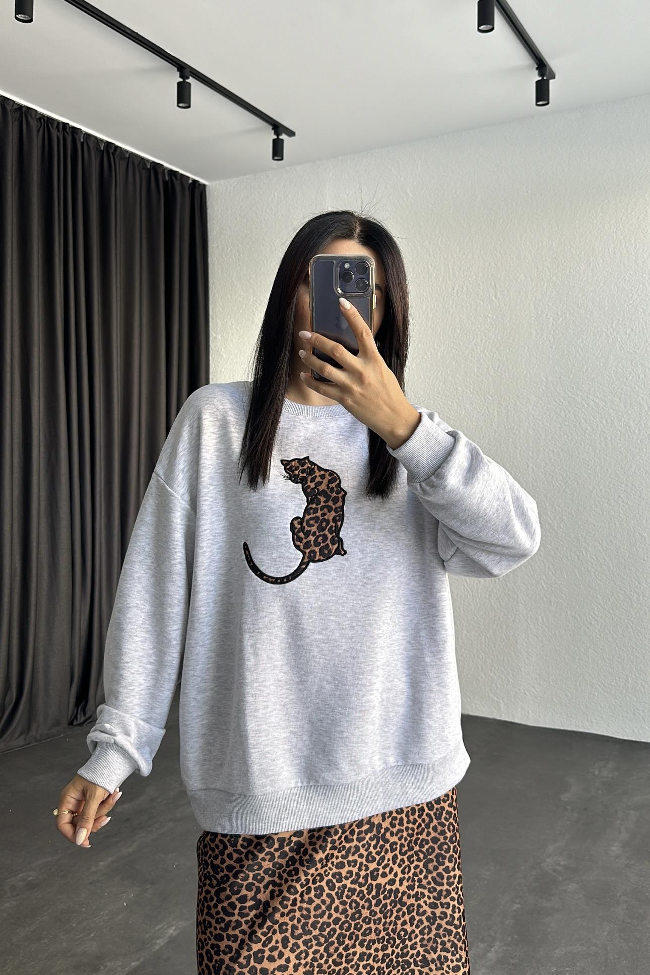 Gri Renk Leopar Detaylı Oversize Kalıp Sweatshirt 