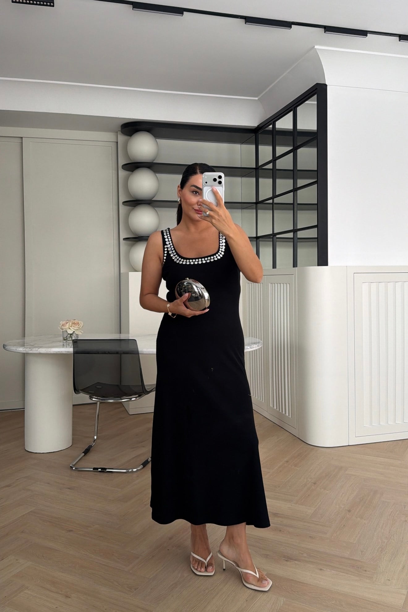 GÜMÜŞ DROPLU SİYAH ASKILI MİDİ BOY ELBİSE 