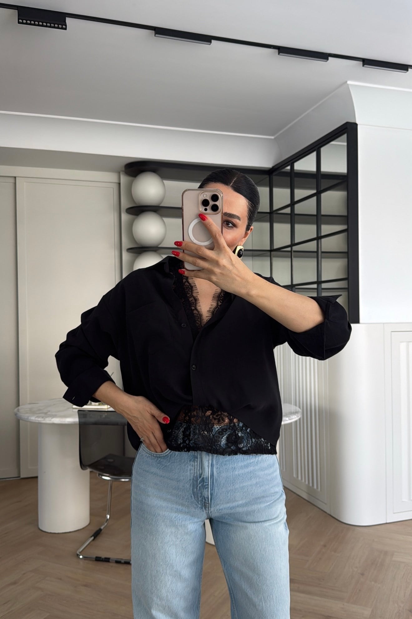 İÇİ DANTEL BLUZLU DÜĞMELİ TENSEL GÖMLEK 