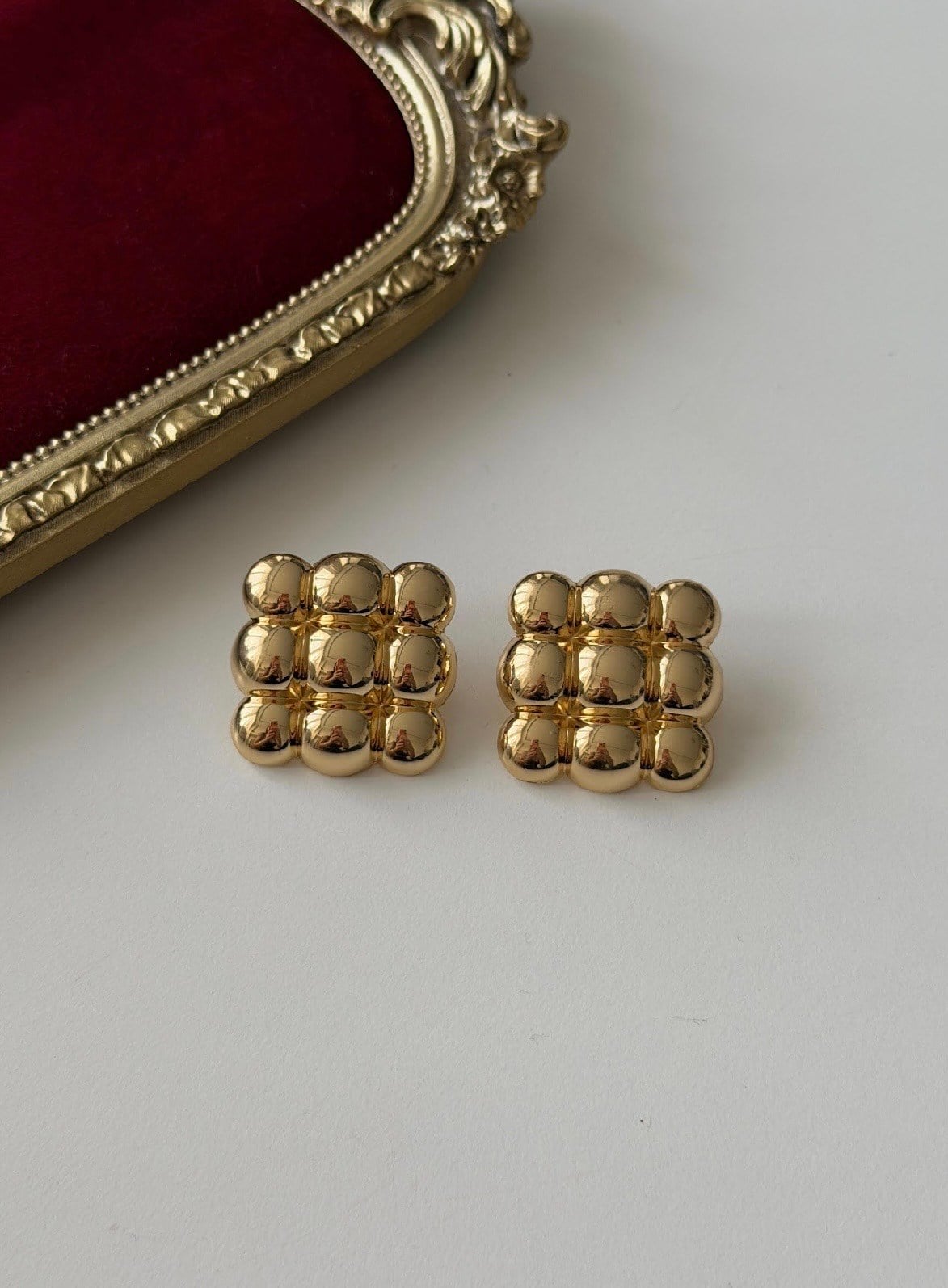 KABARTMALI GOLD KARE KÜPE