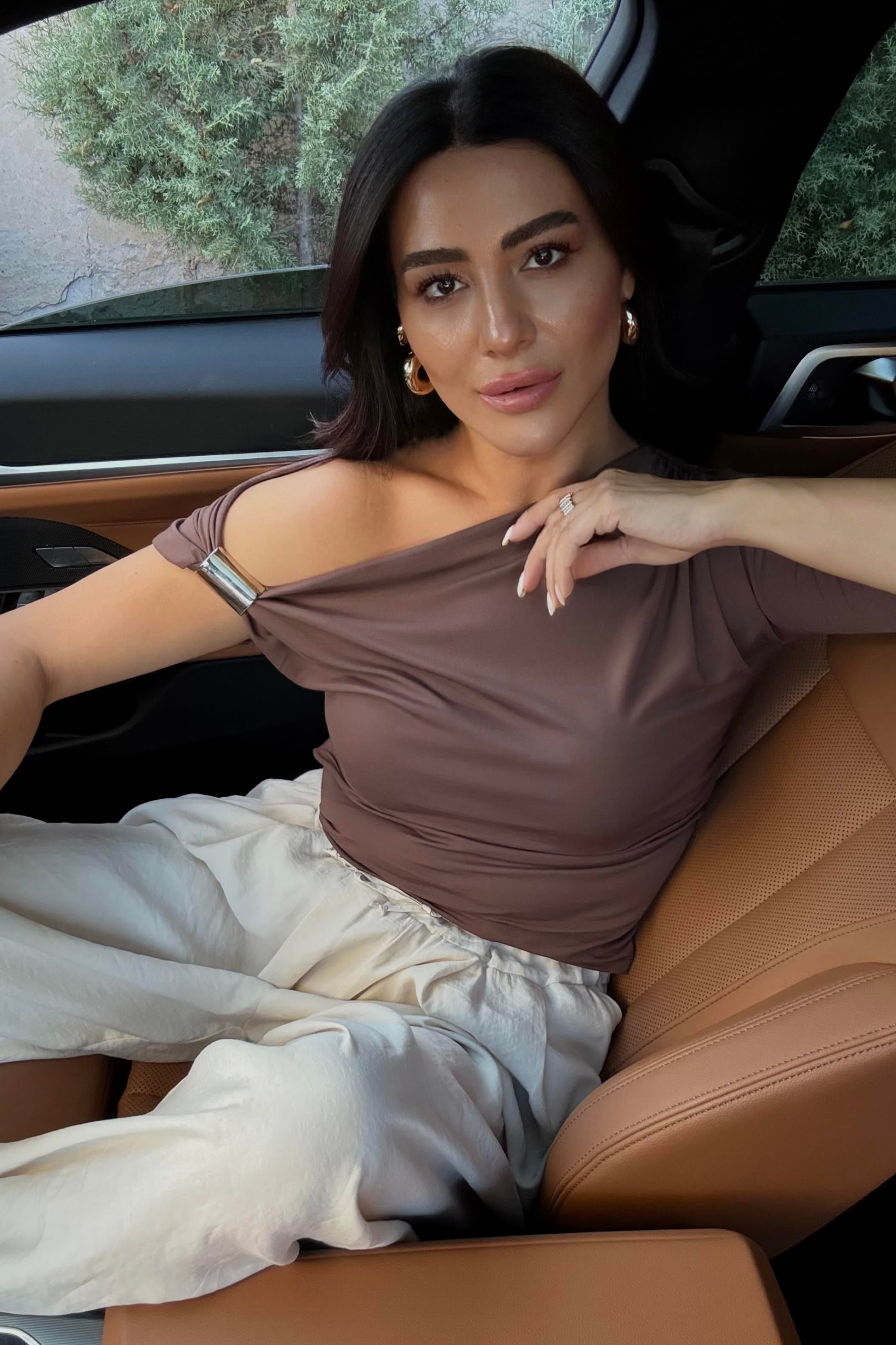 KAHVE AKSESUAR DETAYLI VİSKON BLUZ 