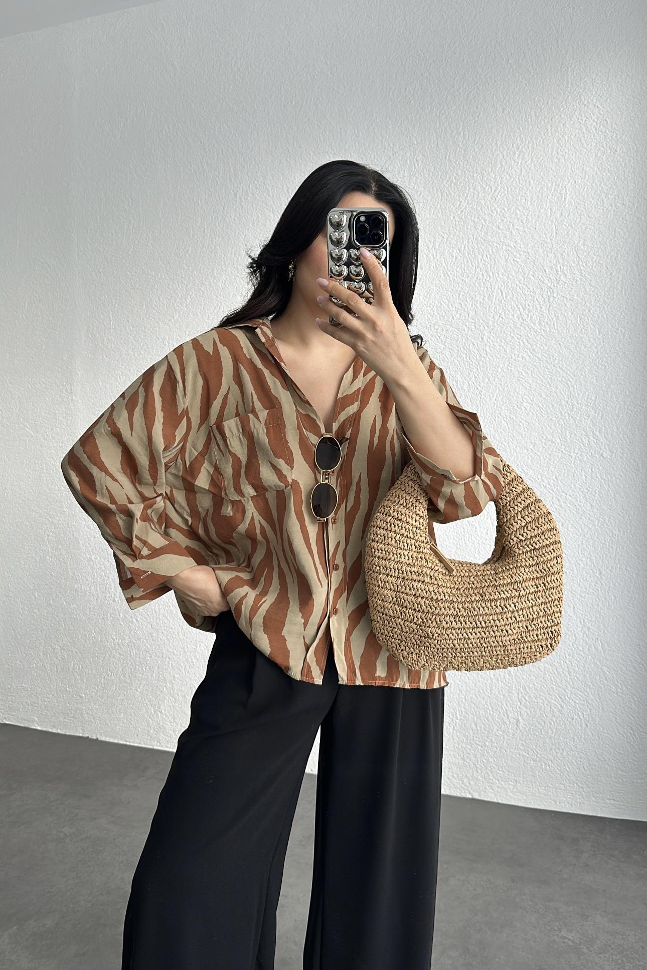 Kahve Renk Zebra Desen Tensel Gömlek