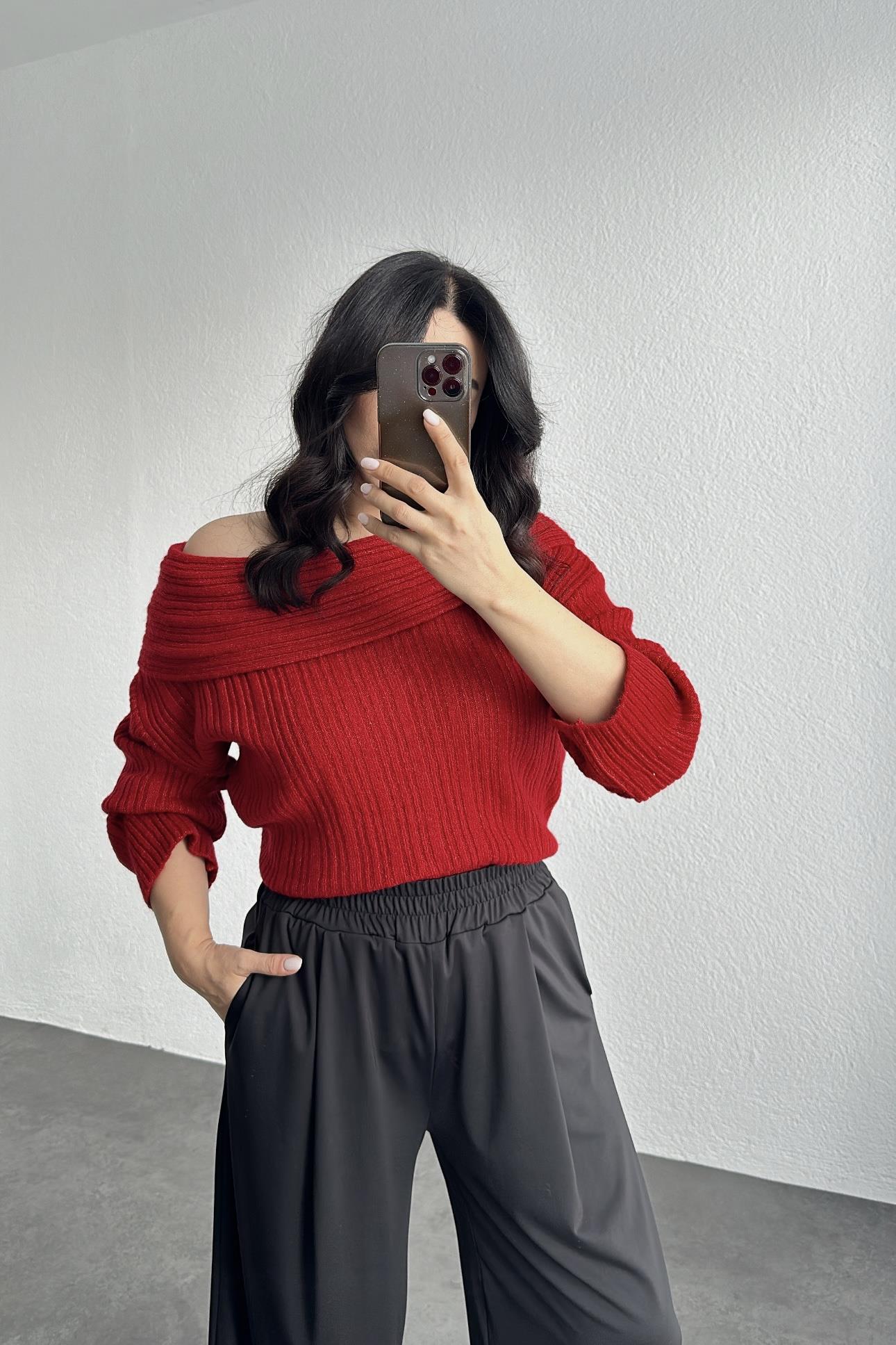 Kırmızı Degaje Yaka Fitilli Kısa Triko 