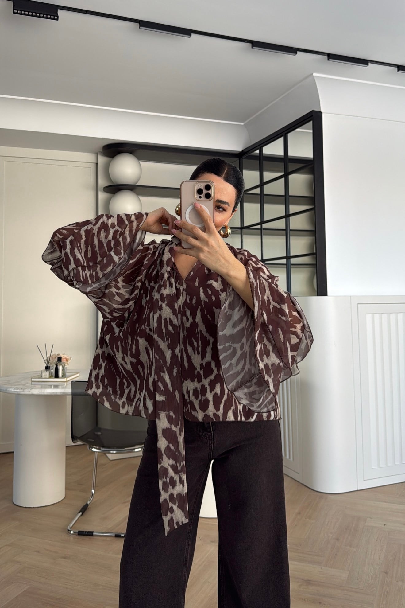 LEOPAR DESENLİ FULAR YAKALI ŞİFON BLUZ KAHVE