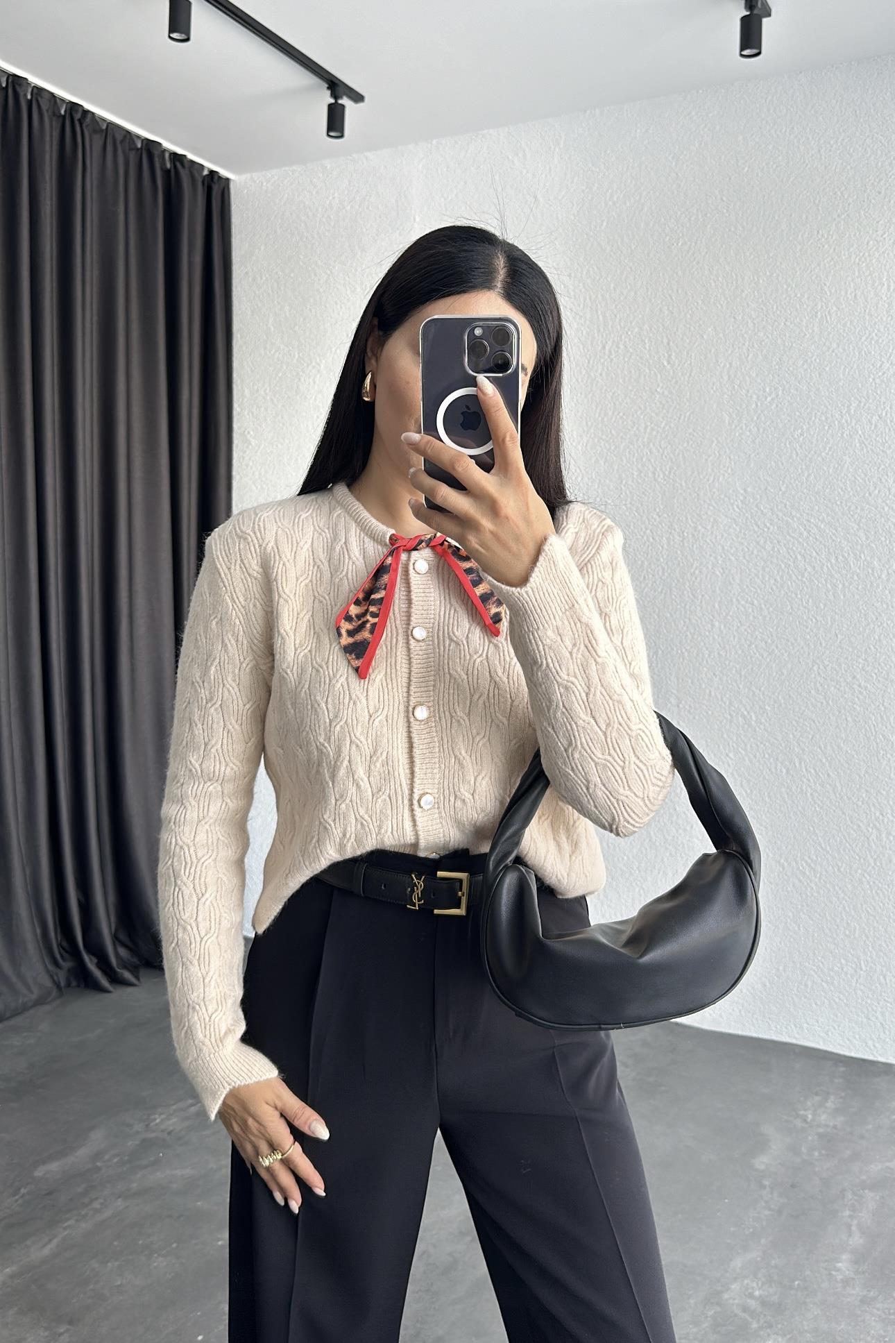 Leopar Fular Detaylı Şık Düğmeli Triko Hırka 