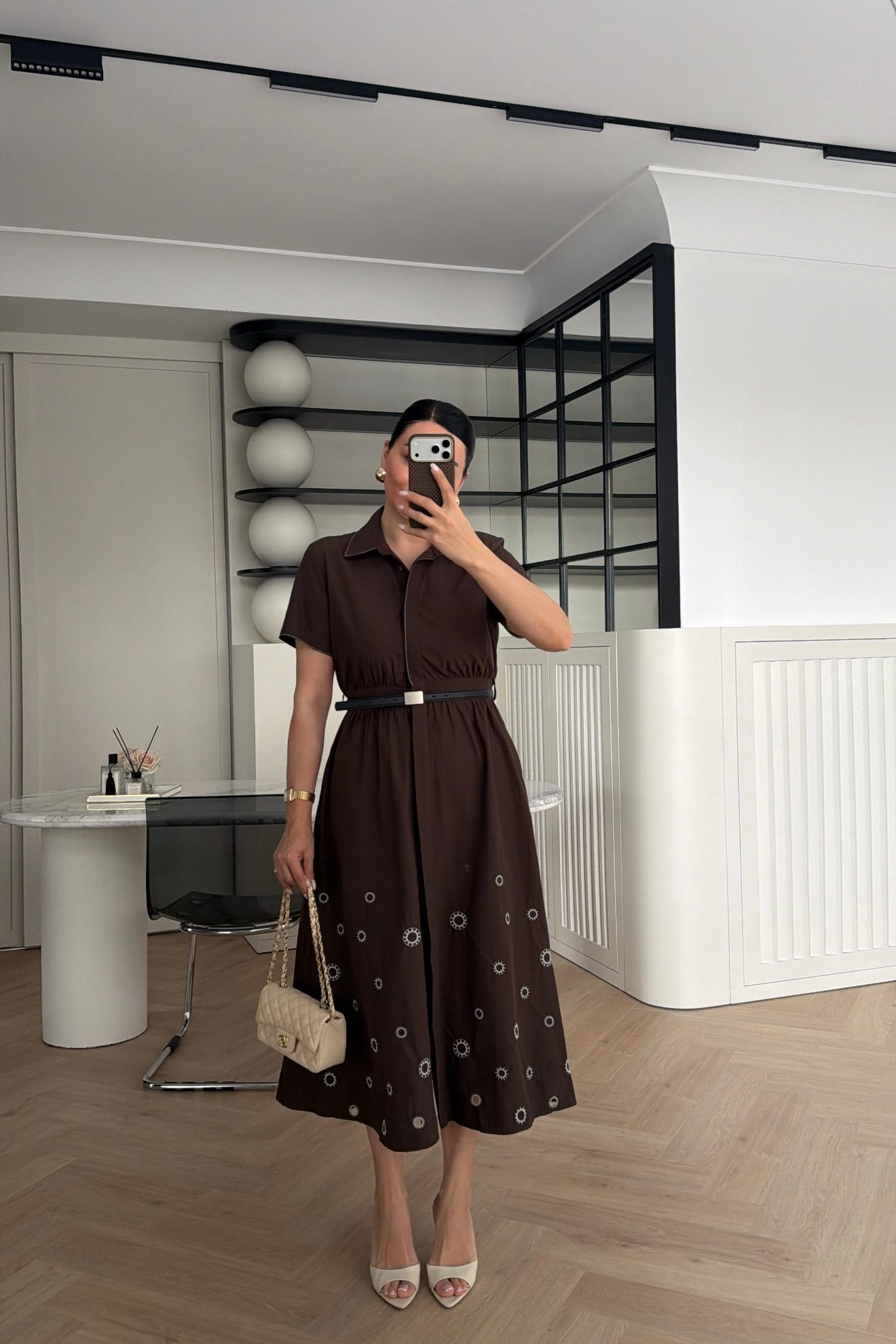 MARKA MODEL NAKIŞ DETAYLI KEMERLİ MİDİ BOY ELBİSE KAHVE 