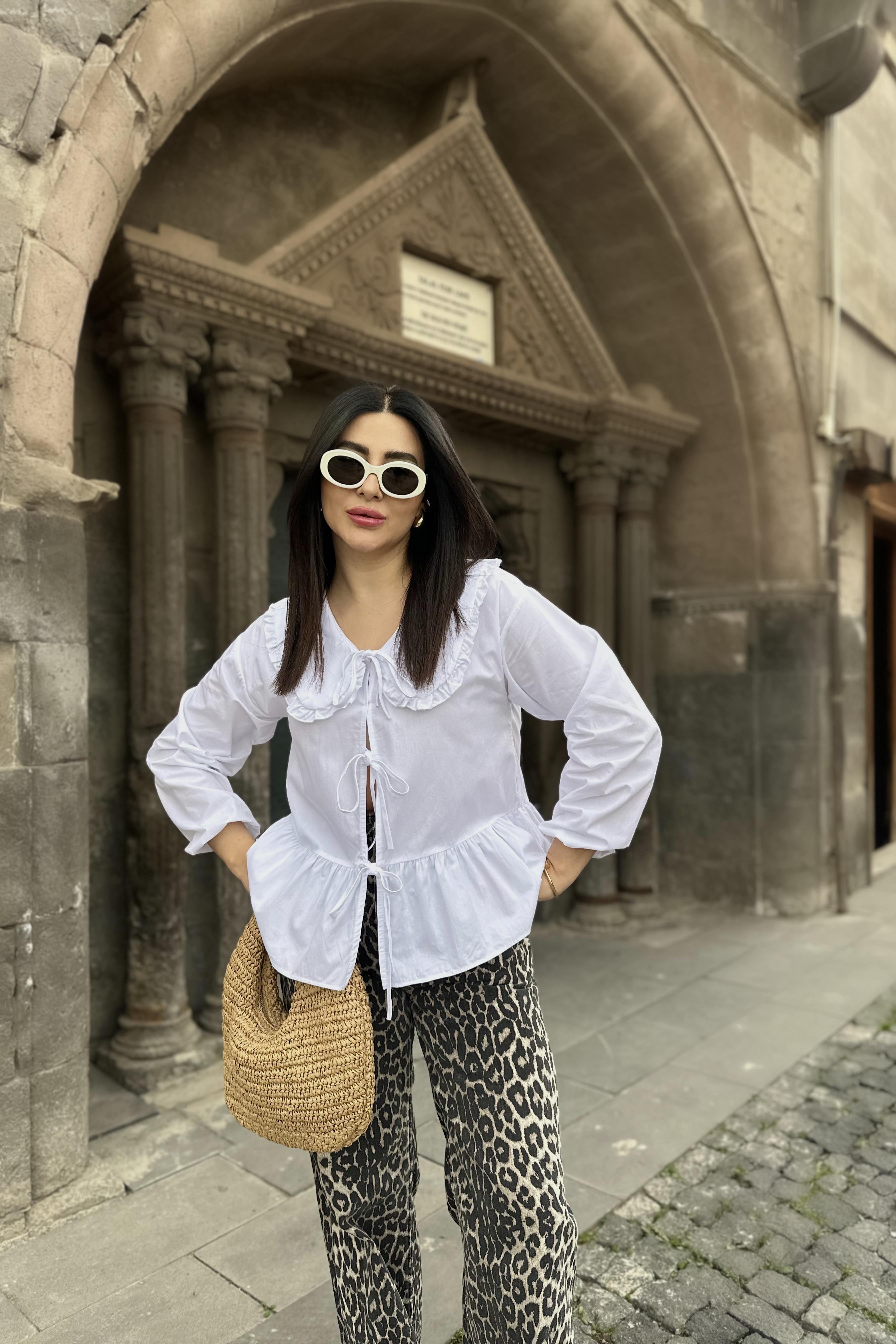 Önü Bağlamalı Bebe Yaka Beyaz Renk Bluz 