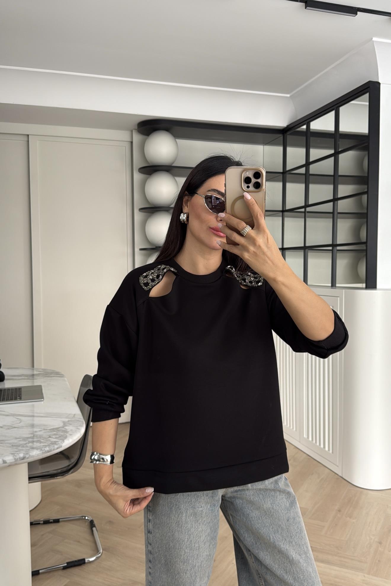 SİYAH OMZU TAŞ DETAYLI SWEATSHİRT 