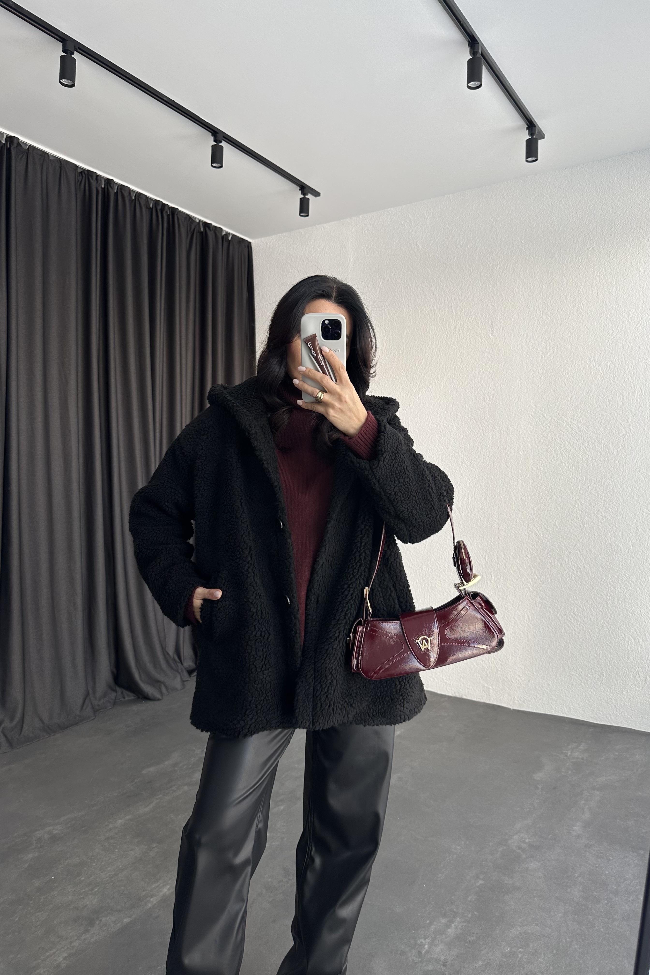 Siyah Renk Kapüşonlu Peluş Kürk 