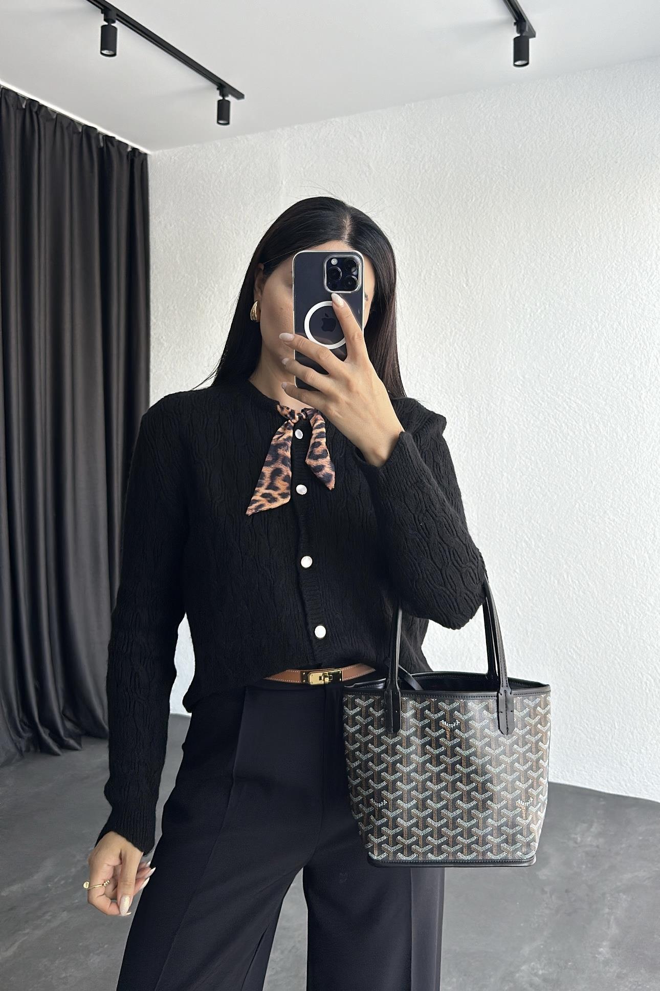 Siyah Renk Leopar Fular Detaylı Şık Düğmeli Triko Hırka 