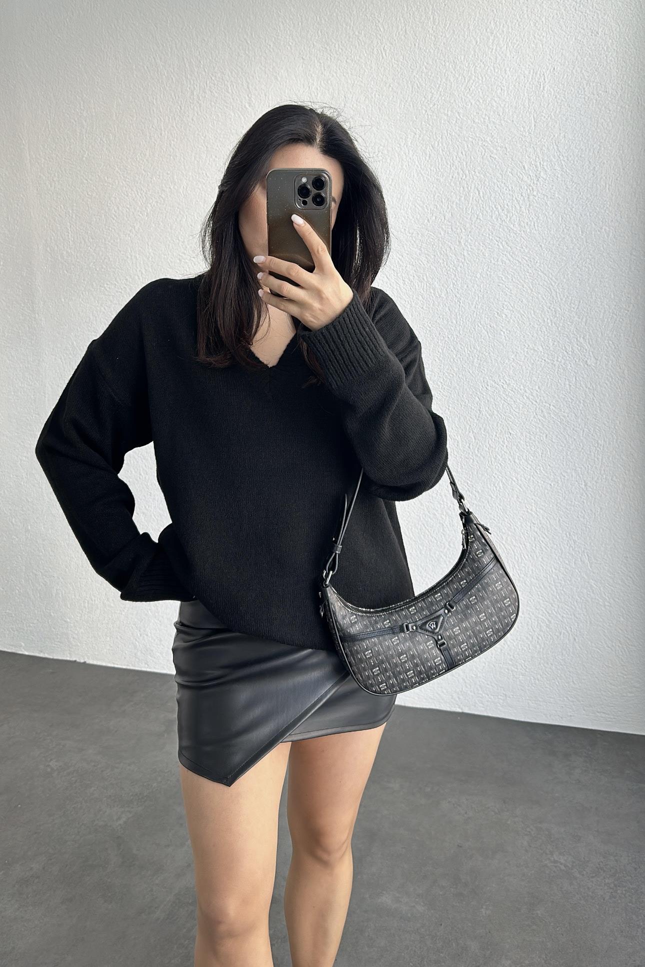 Siyah V Yaka Triko Kazak