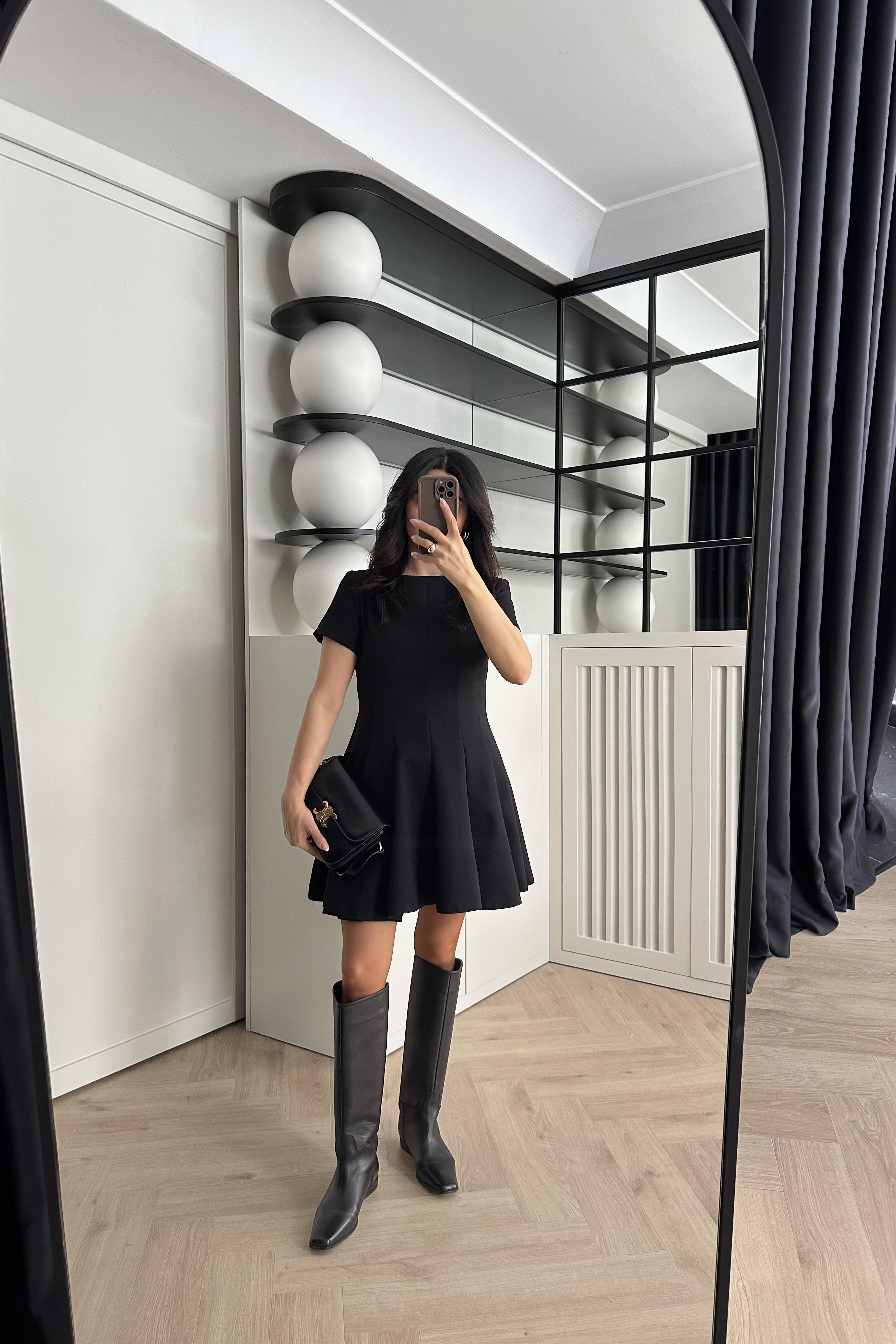 Siyah Volanlı Kısa Elbise