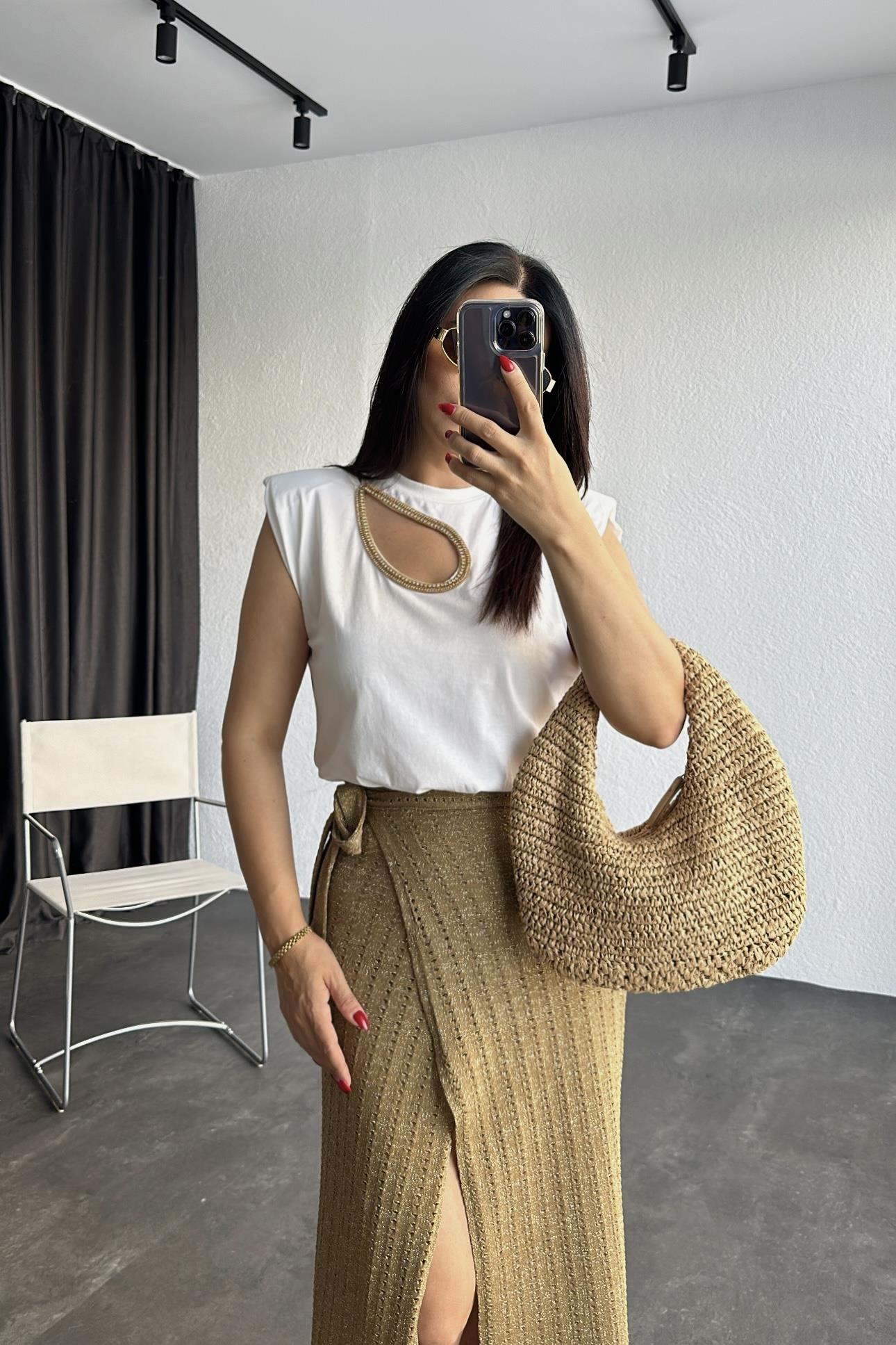 Taş Dekolteli Beyaz Renk Tişört 