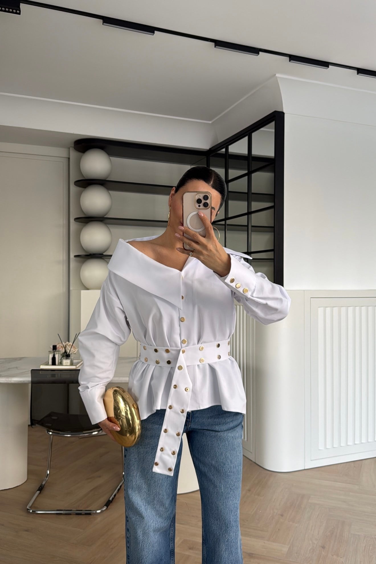 TROKLU OMUZ DEKOLTELİ TASARIM GÖMLEK BEYAZ 