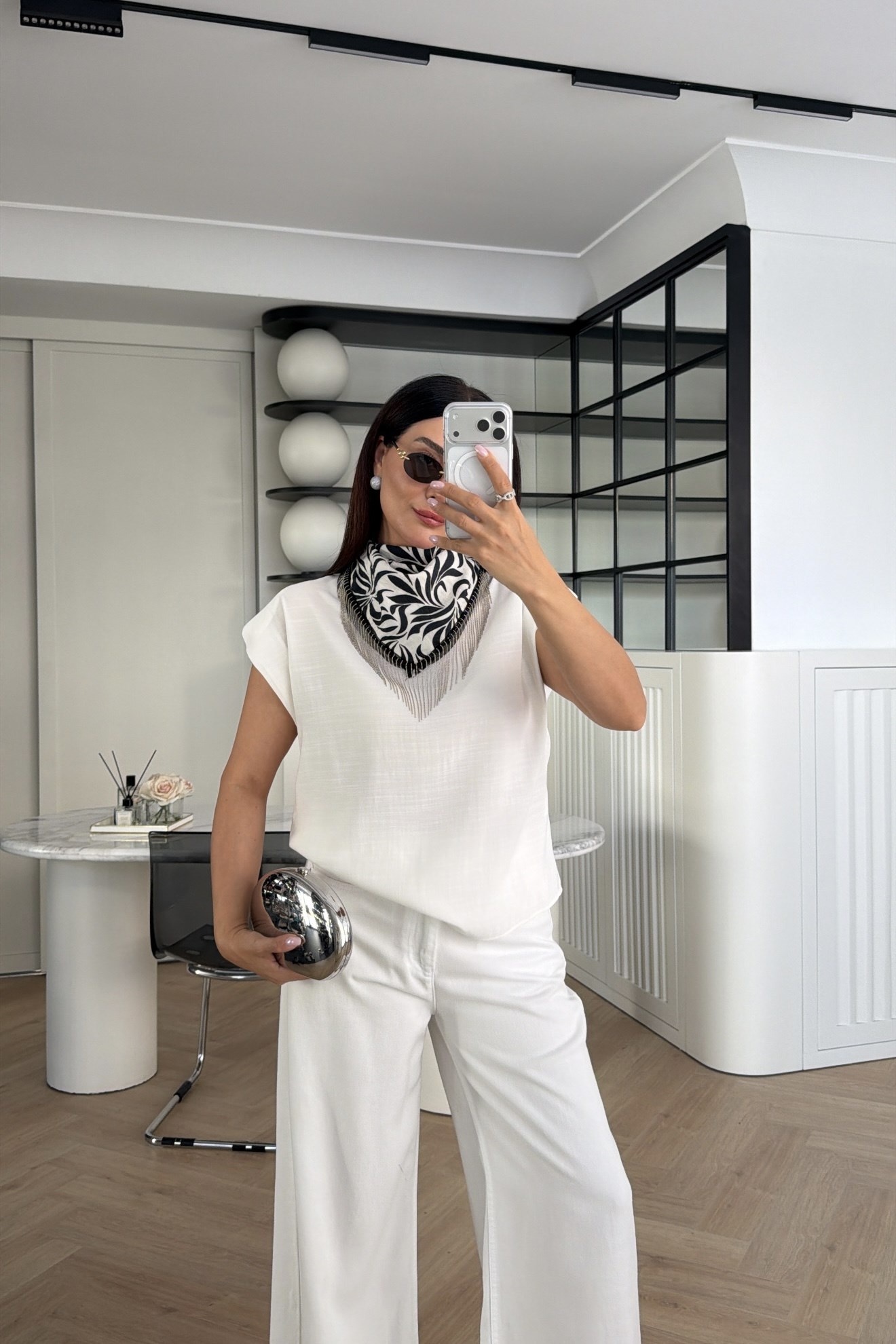 VATKALI LACİVERT ŞAL DETAYLI BLUZ BEYAZ 