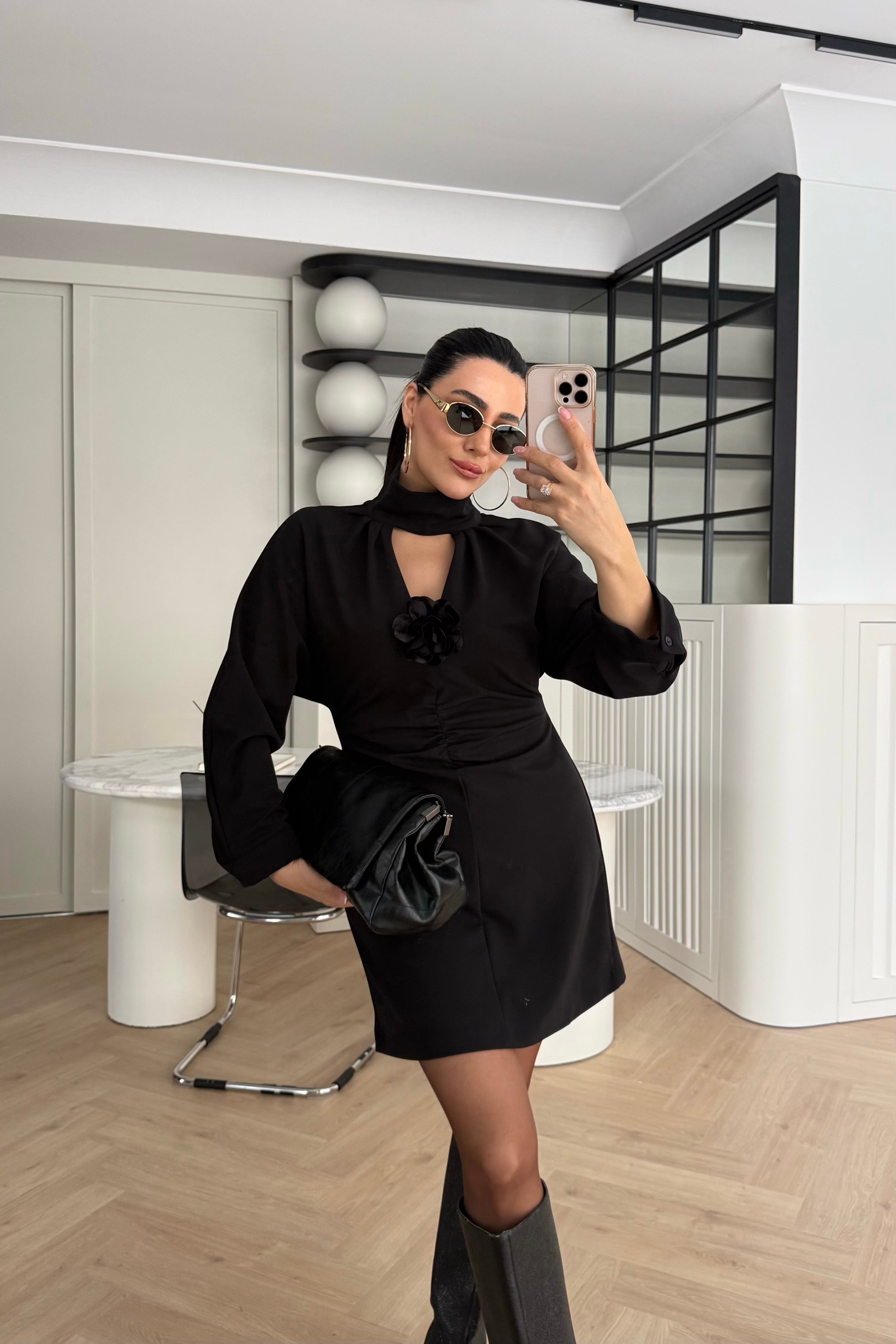 YAKASI GÜL BROŞLU KREP KUMAŞ MİNİ ELBİSE SİYAH 