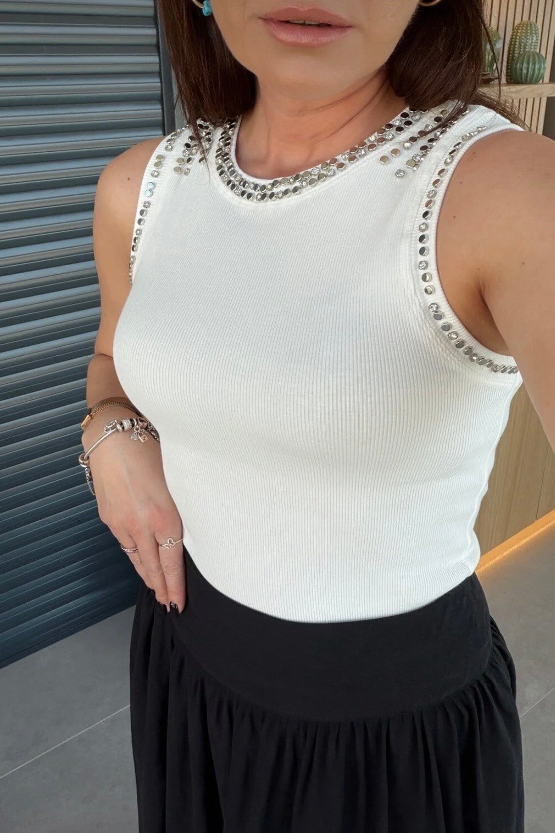 YAKASI TAŞLI KOLSUZ ATLET EKRU