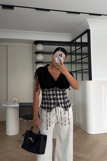BÜZGÜ KOLLU EKOSELİ KORSE GÖRÜNÜMLÜ BLUZ 
