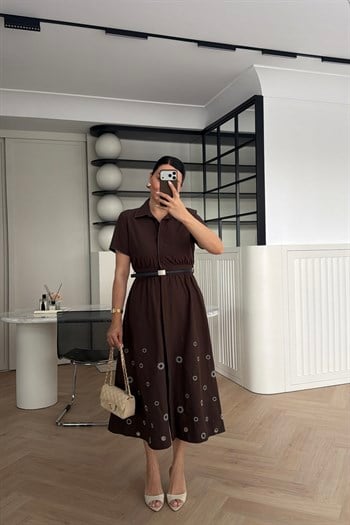 MARKA MODEL NAKIŞ DETAYLI KEMERLİ MİDİ BOY ELBİSE KAHVE 