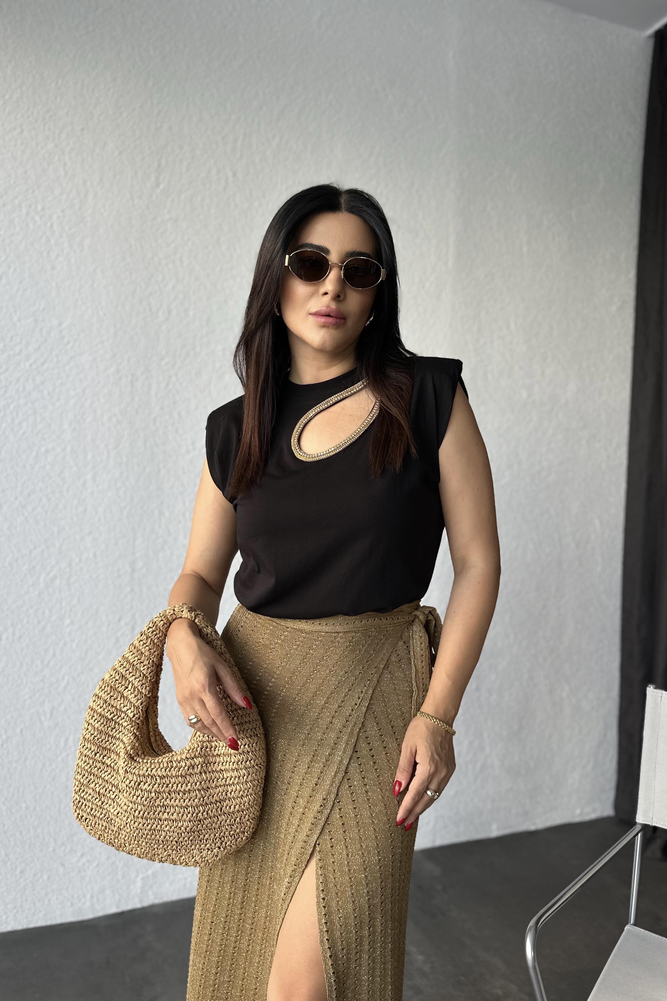  Taş Dekolteli Siyah Renk Tişört 