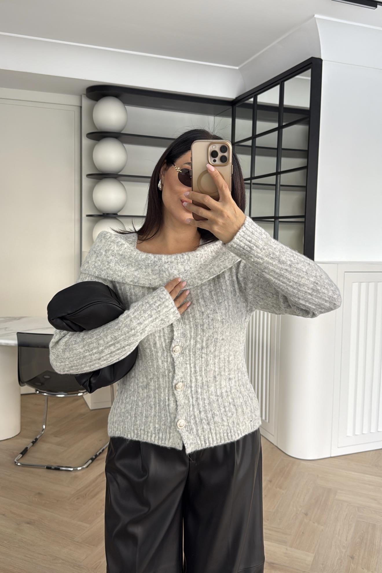 AÇIK GRİ DÜĞMELİ KAYIK YAKA TRİKO