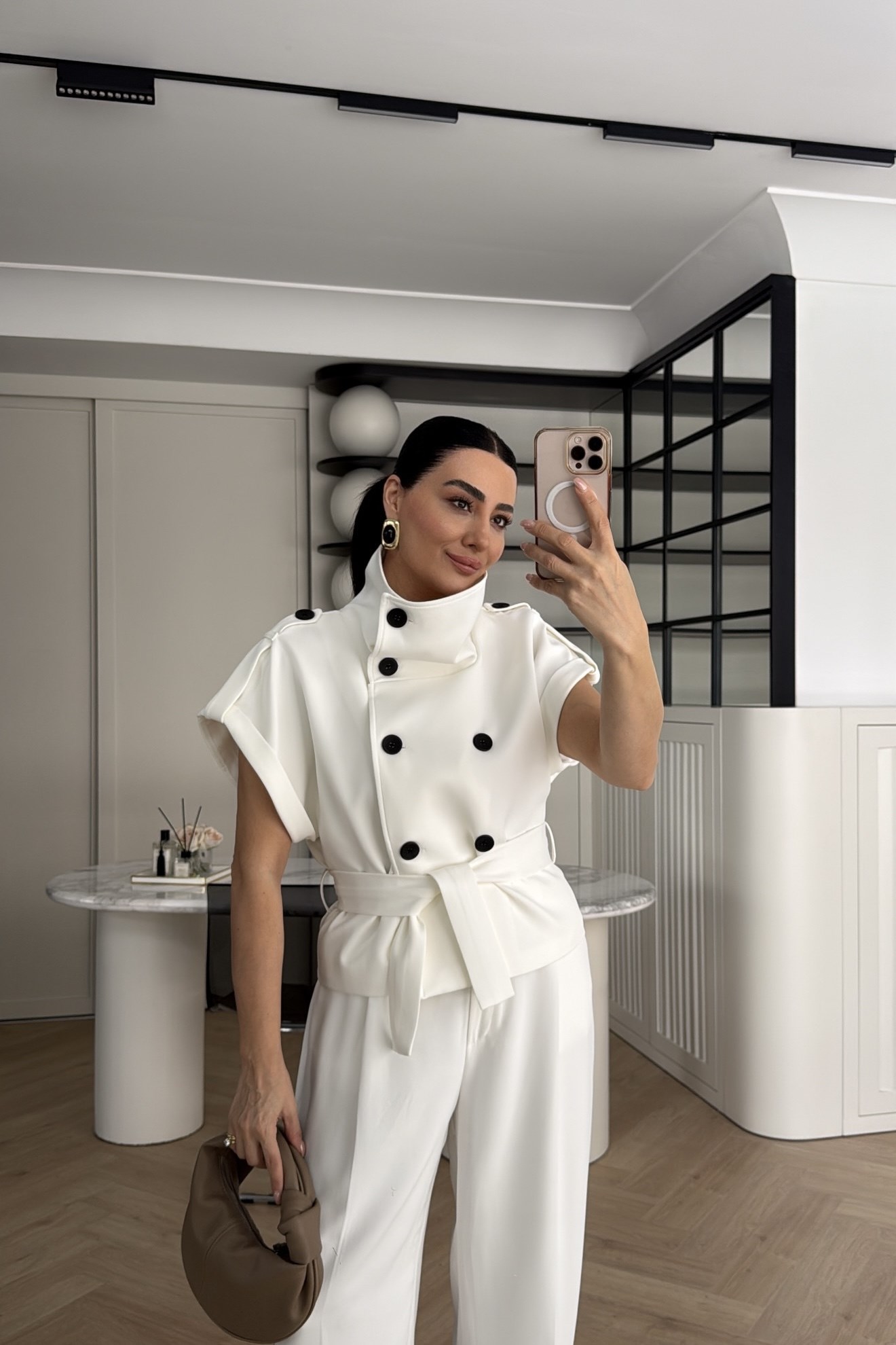 APOLETLİ DÜĞME DETAYLI DİK YAKA YELEK BEYAZ 