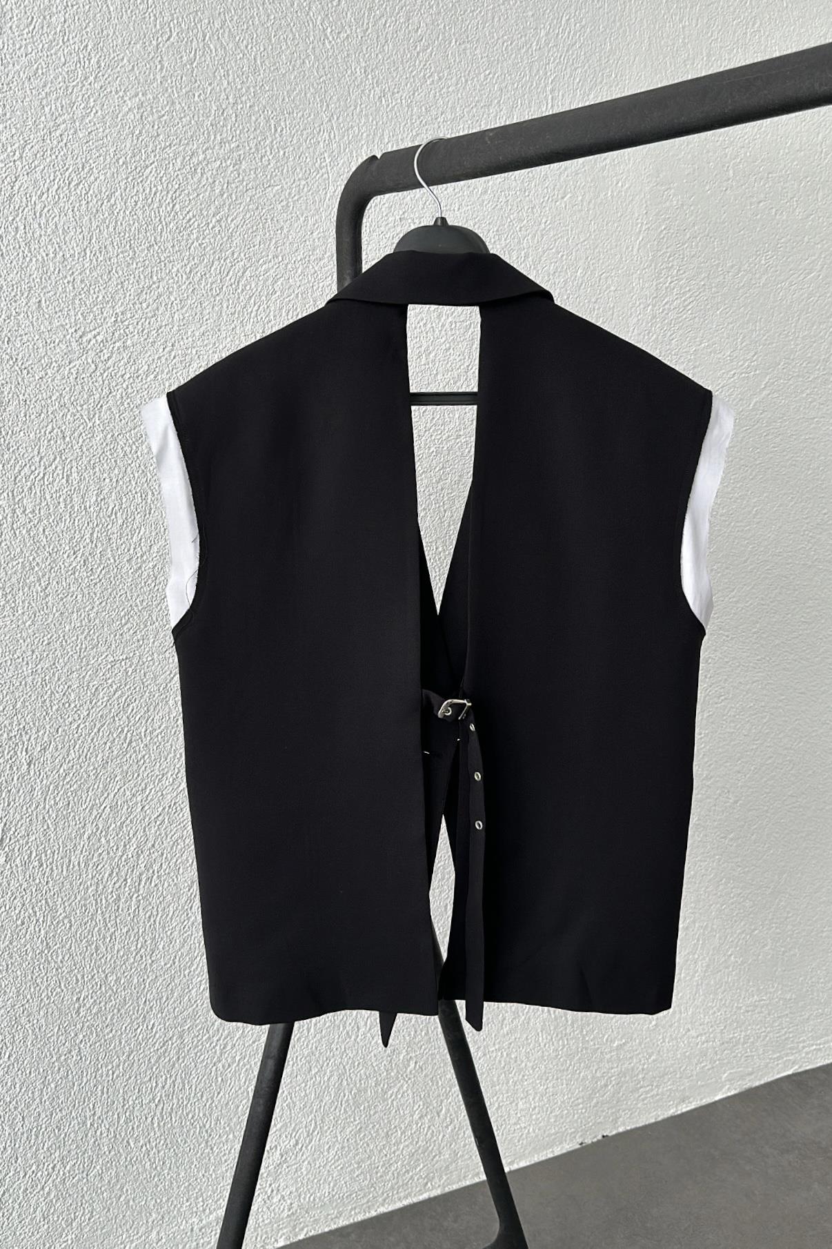 Arkası Detaylı Astarlı Siyah Yelek