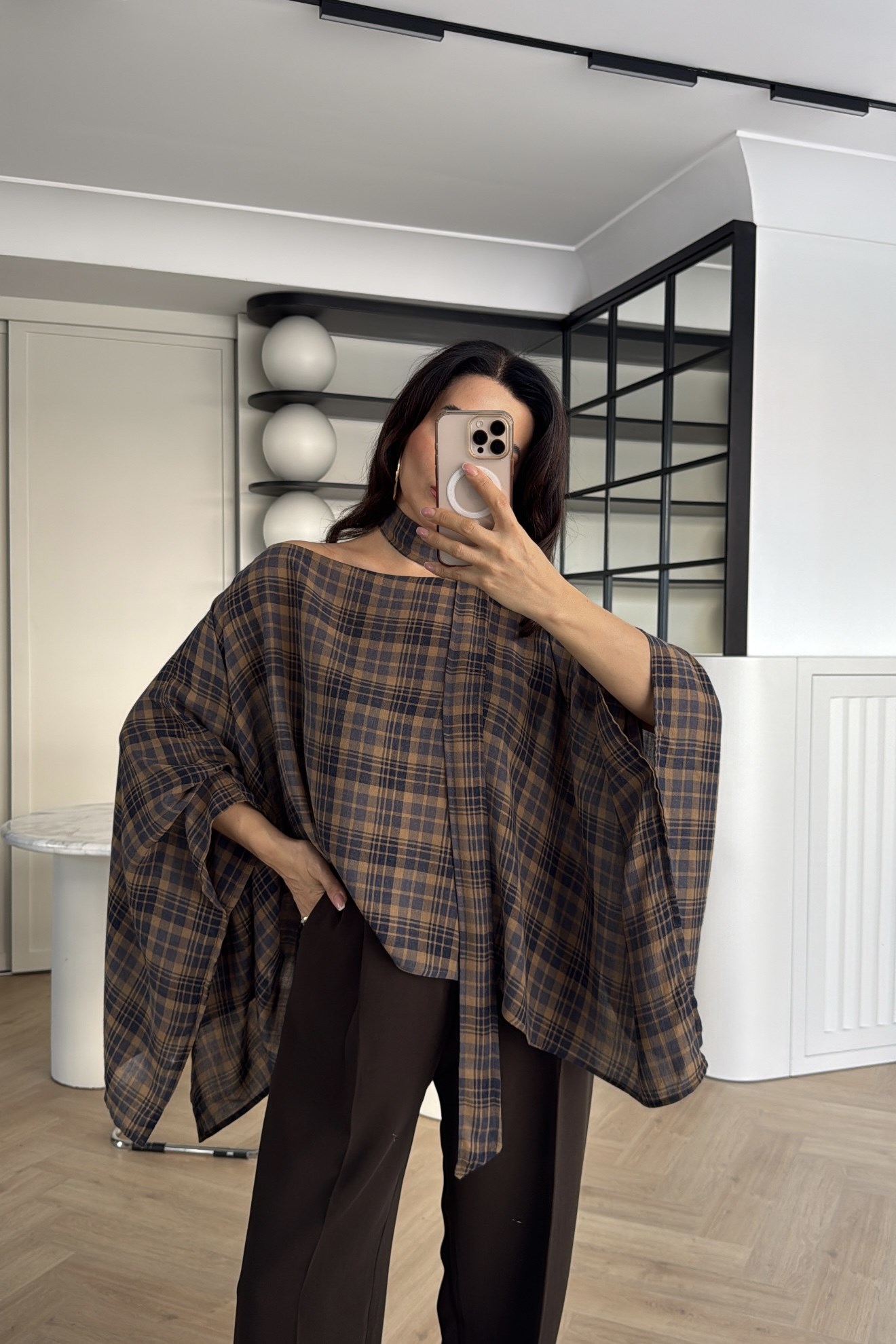 ASİMETRİK KESİM PÖTİKARELİ ŞAL YAKA BLUZ KAHVE