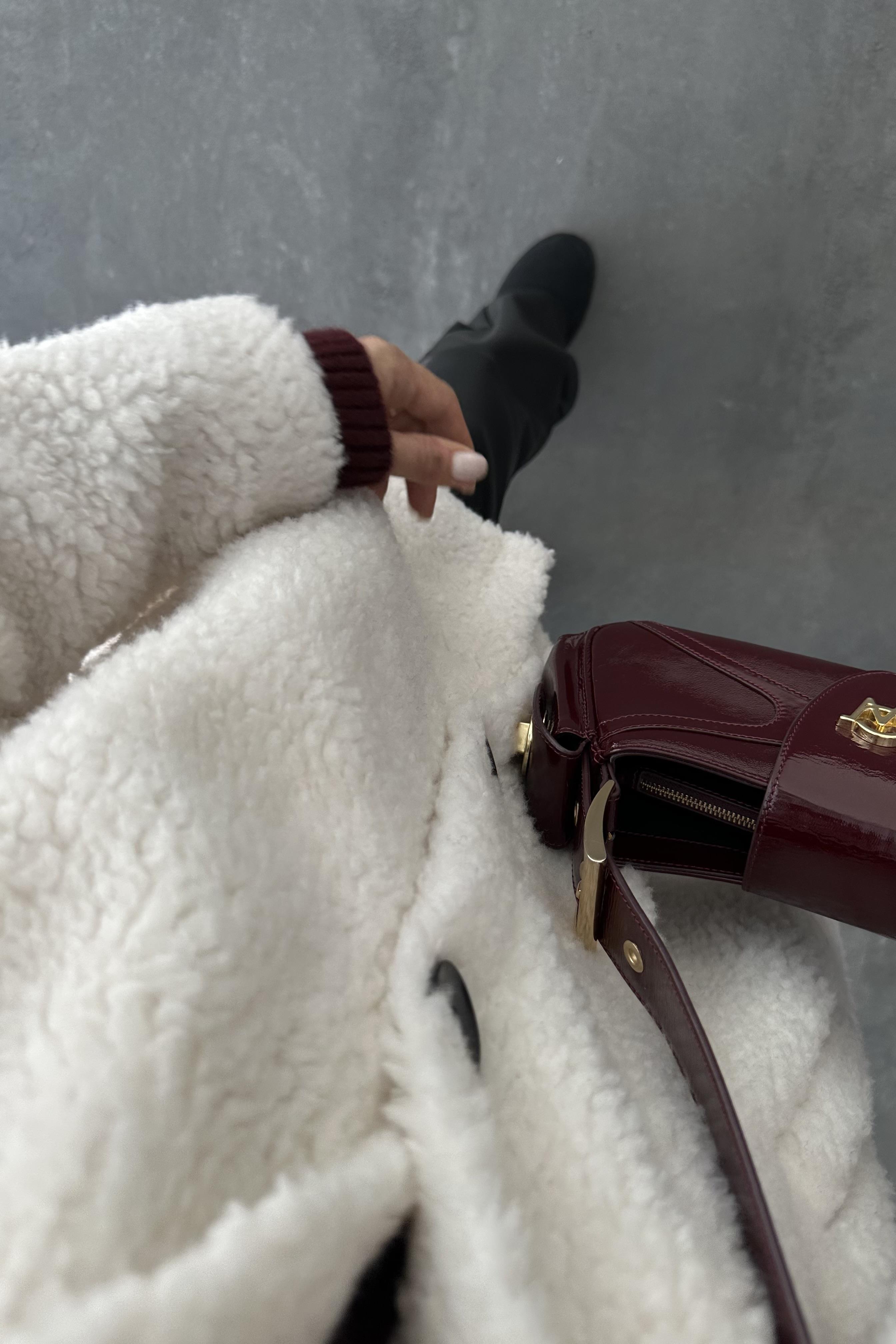 Beyaz Renk Kapüşonlu Peluş Kürk 