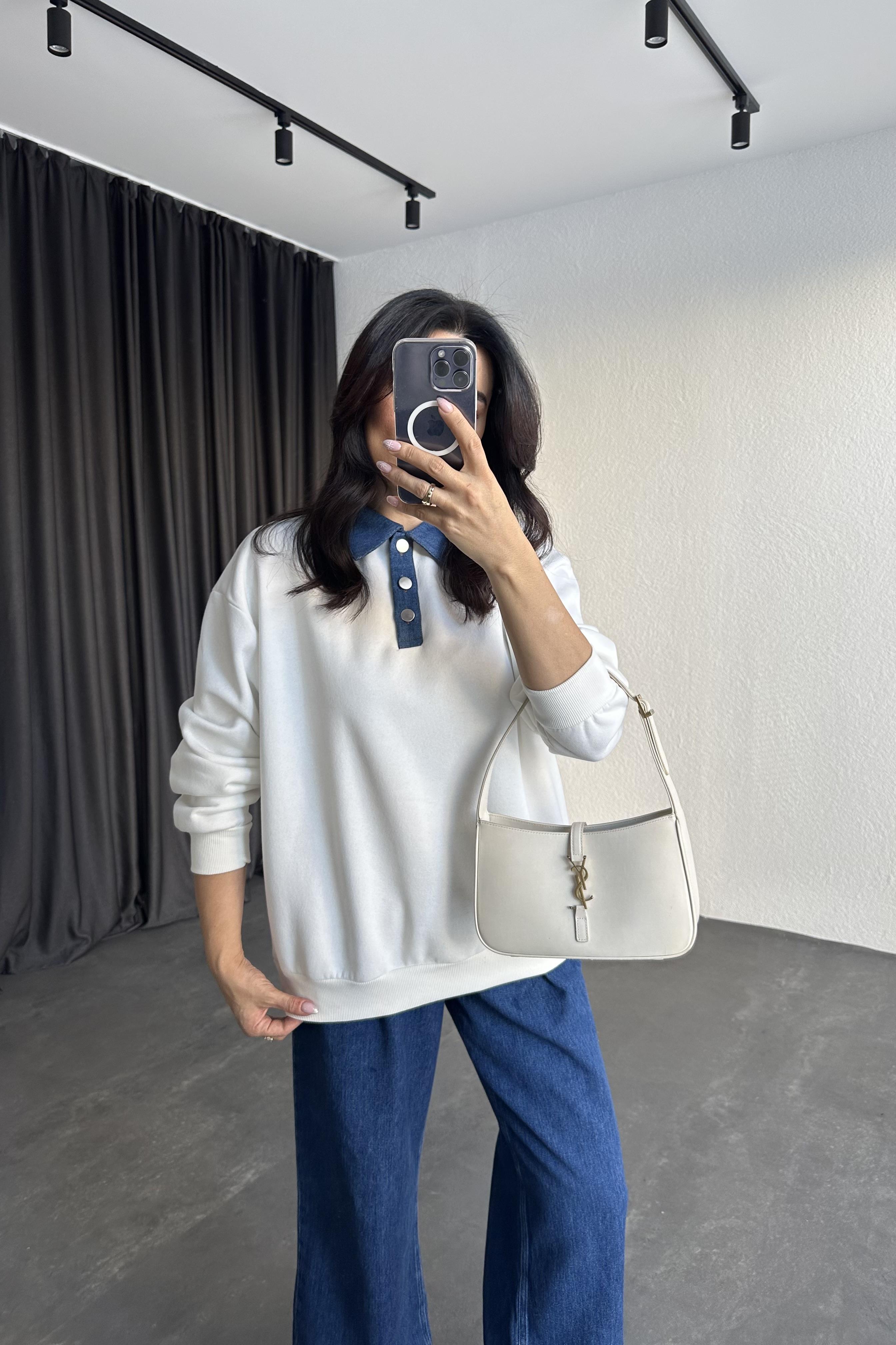 Beyaz Renk Yakası Denim Detay Şardonlu Sweatshirt 