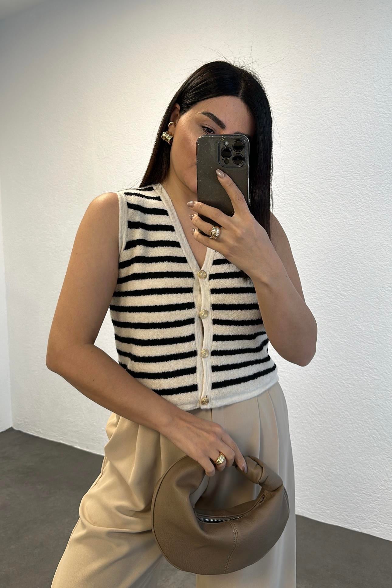 Buklet Dokulu Siyah Çizgili Triko Yelek Ekru