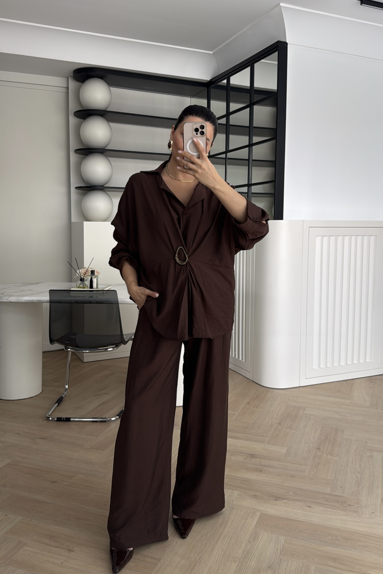 ÇİLEK BROŞLU  MÜSLİN TAKIM KOYU KAHVE 