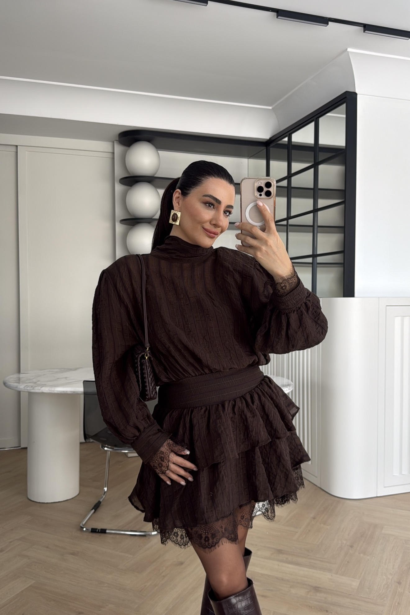 DANTEL DETAYLI KATLI MİNİ ELBİSE KAHVE 