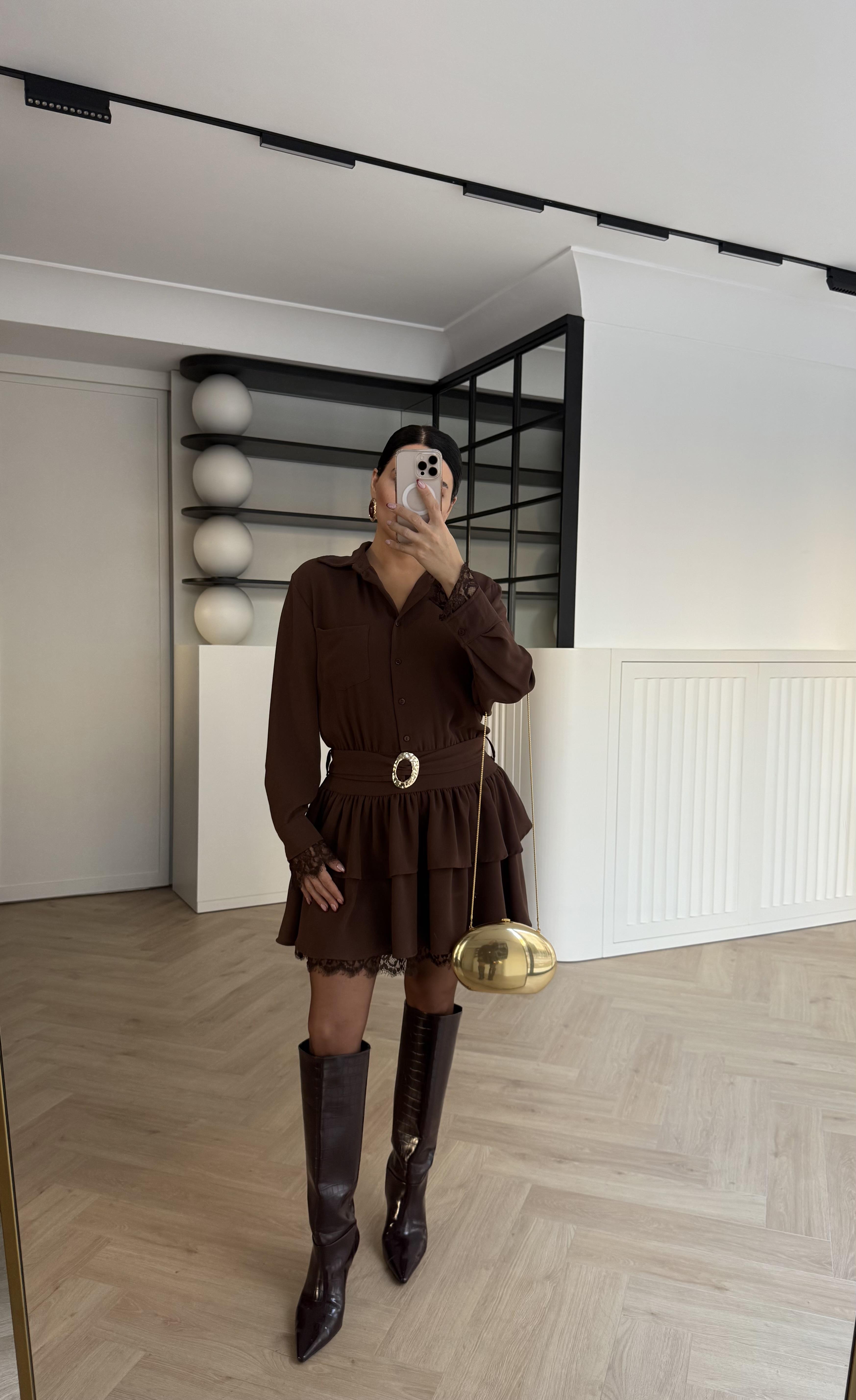 DANTEL DETAYLI YANDAN FERMUARLI ETEĞİ KATLI TASARIM ELBİSE KAHVE