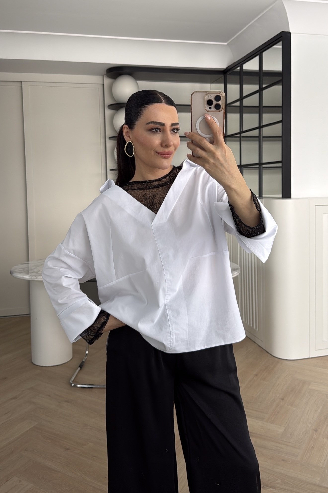 DANTEL GARNİLİ V YAKA TASARIM POPLİN GÖMLEK BEYAZ 