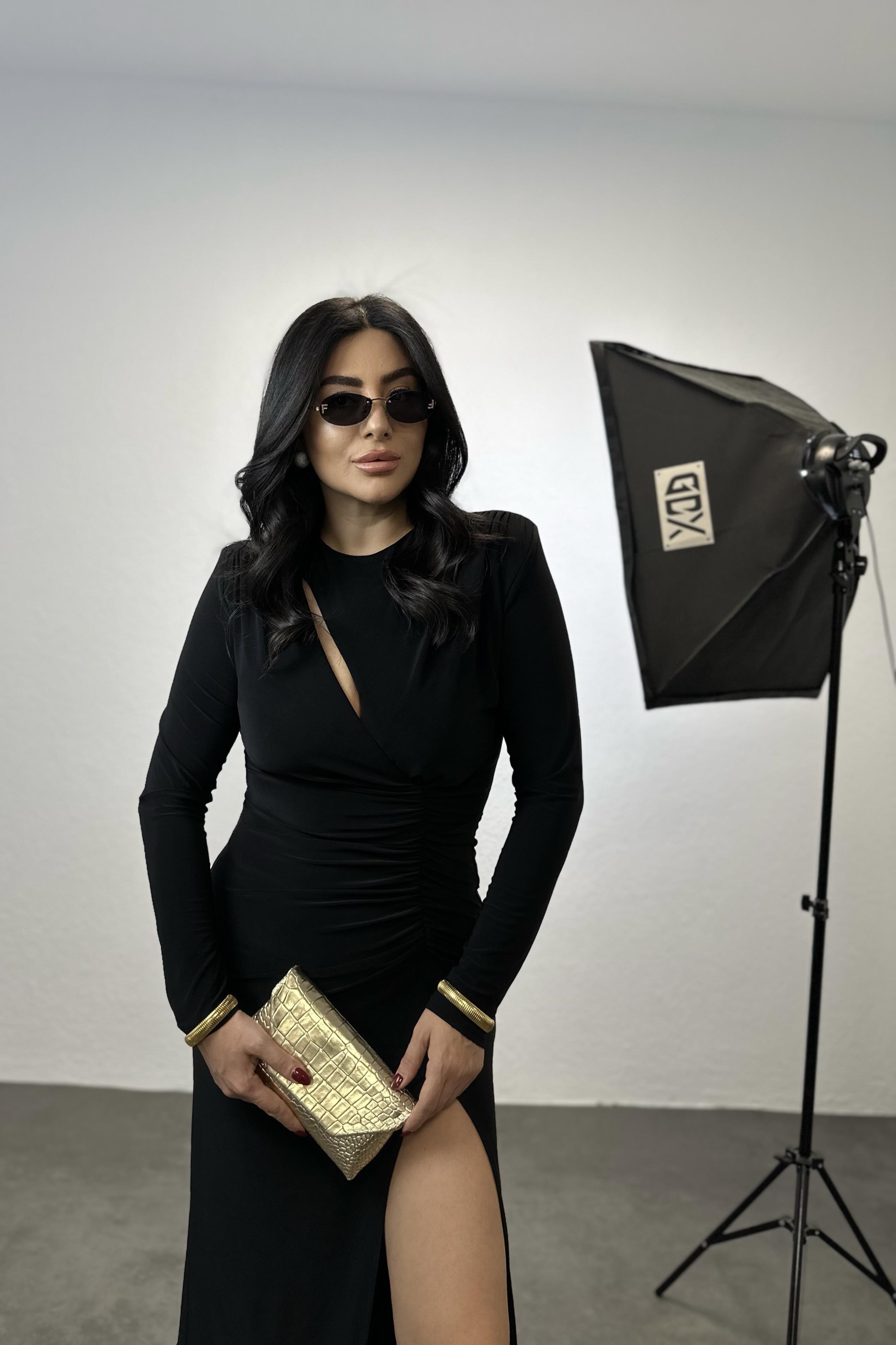 Dekolteli Omzu Vatkalı Likralı Elbise 