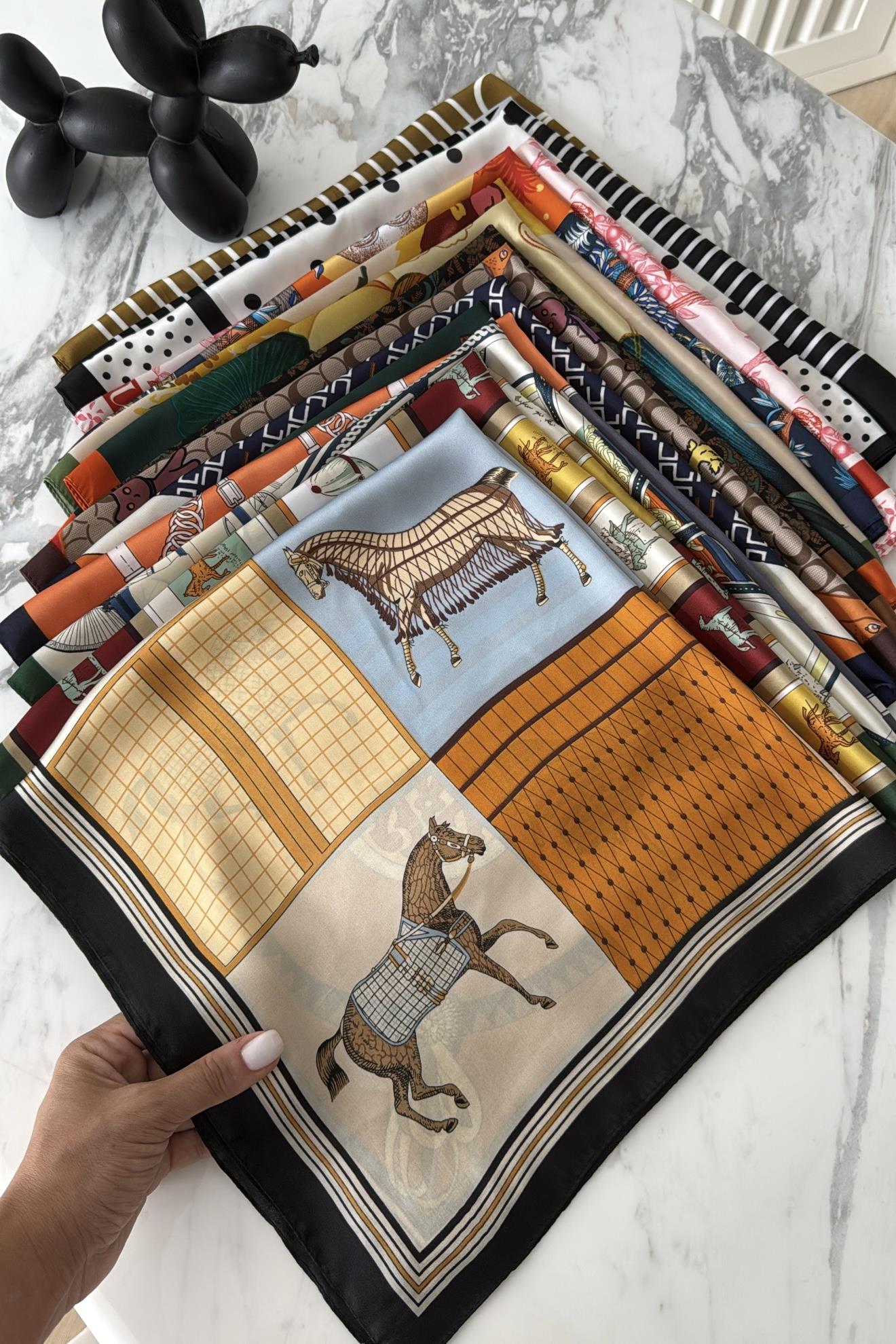 DESENLİ 70x70 CM SATEN FULAR