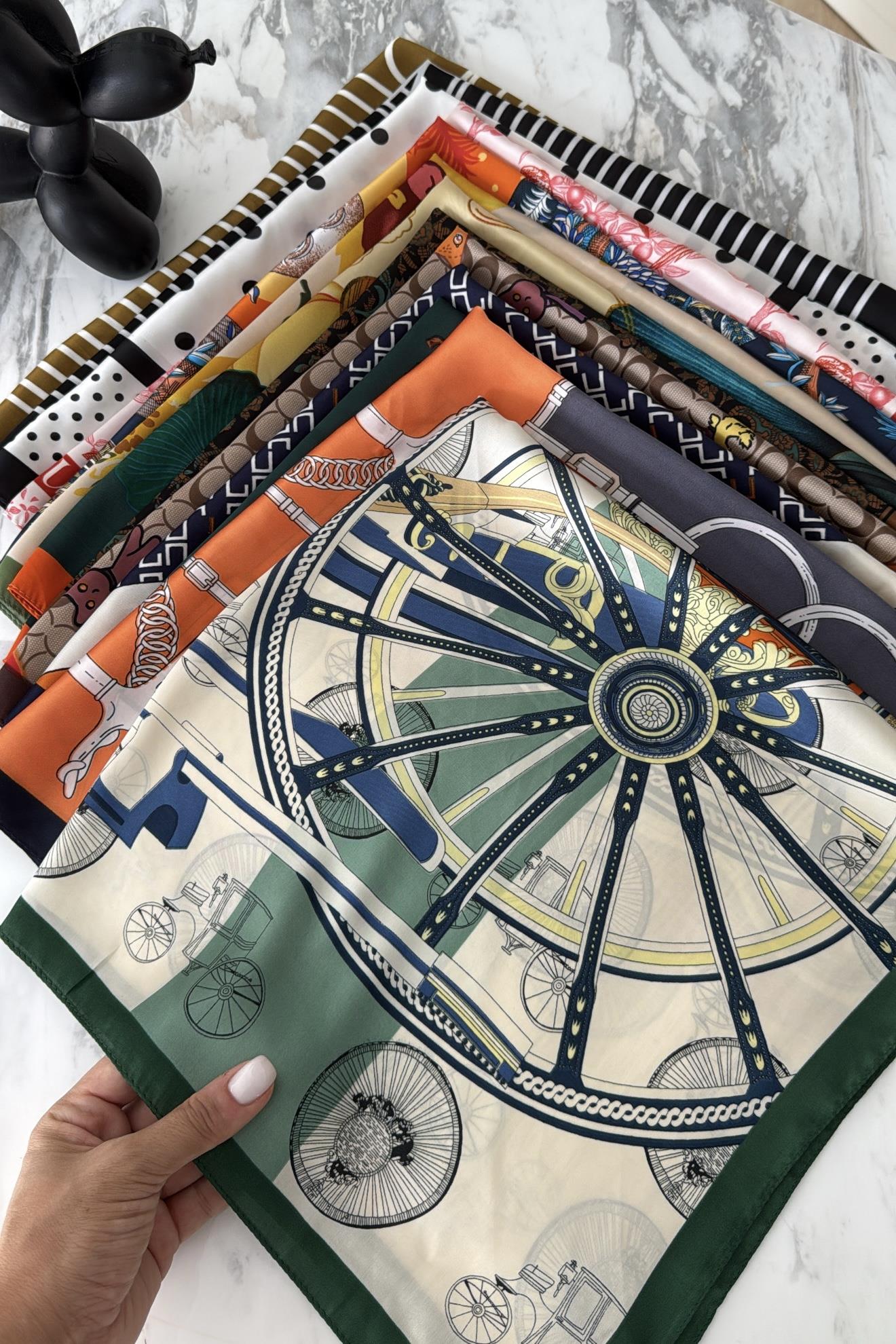 DESENLİ 70x70 CM SATEN FULAR