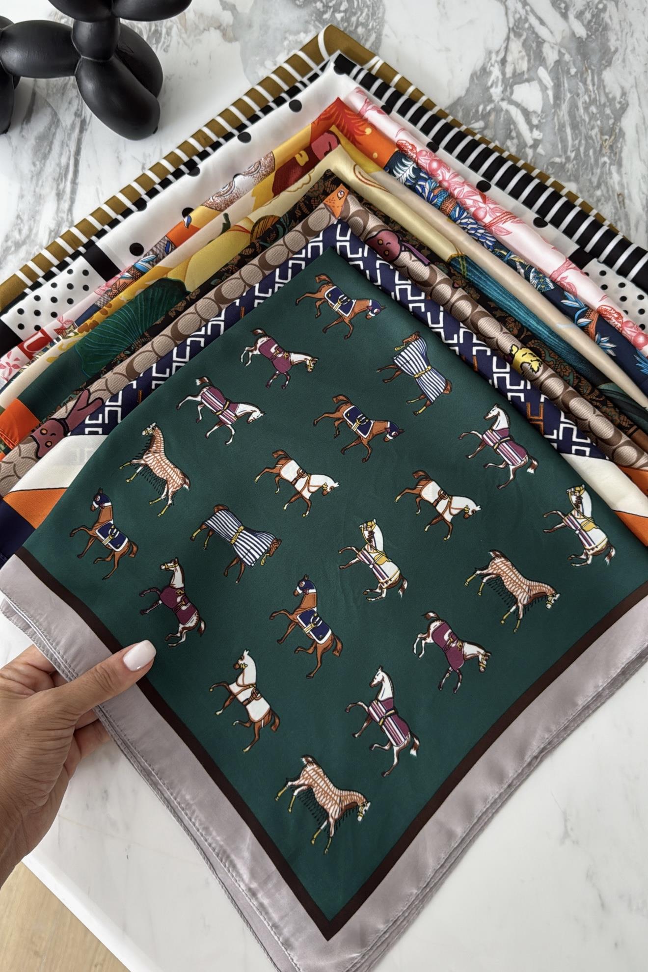 DESENLİ 70x70 CM SATEN FULAR