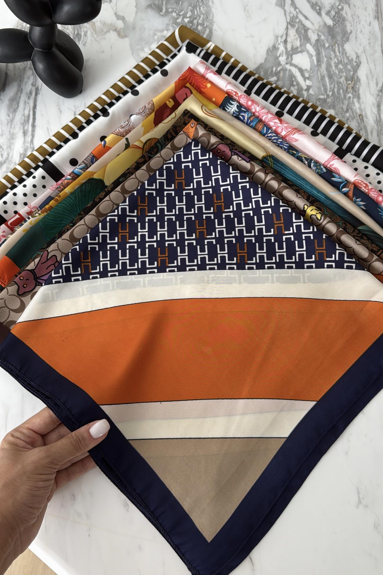 DESENLİ 70x70 CM SATEN FULAR