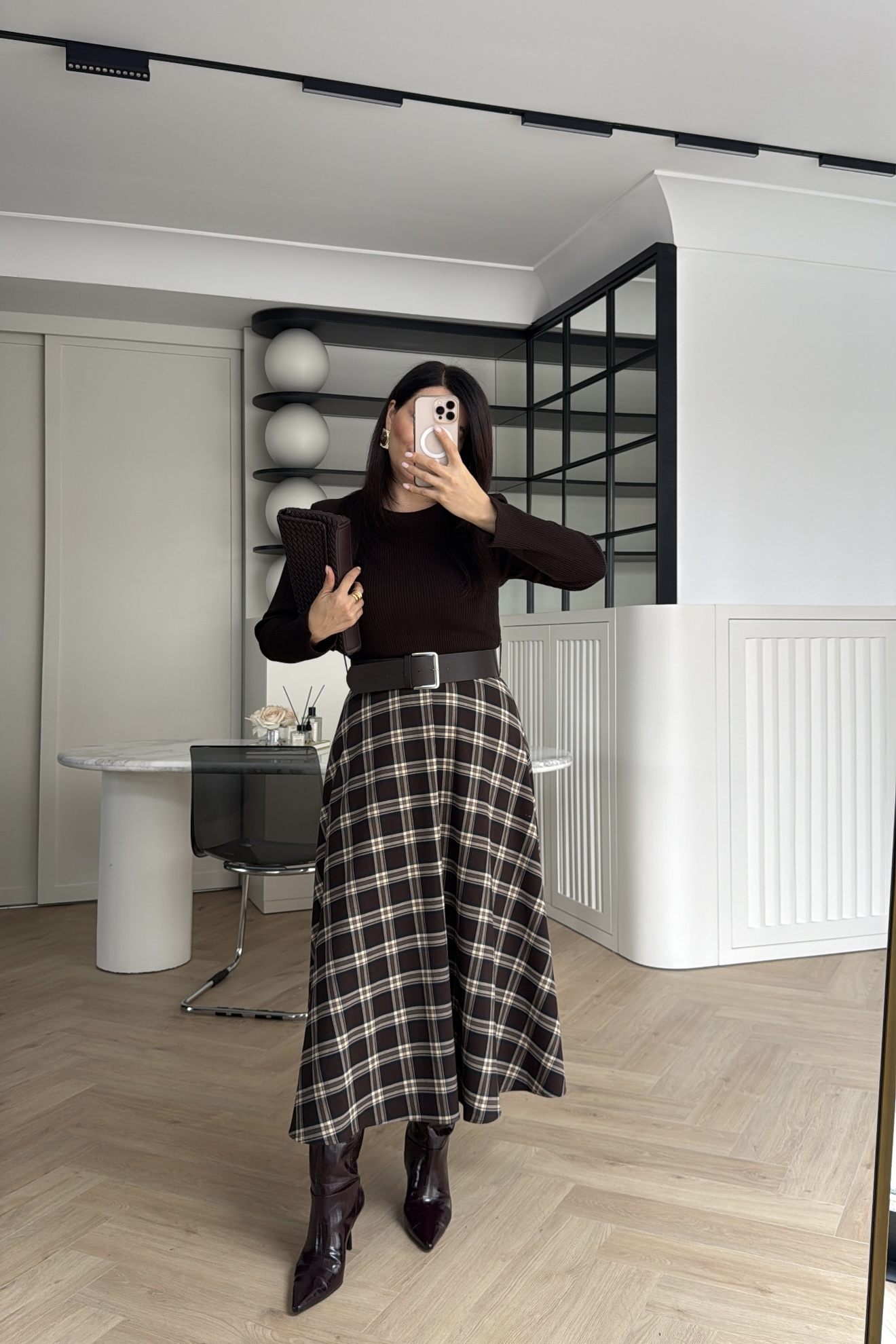 EKOSE DESENLİ VOLANLI MİDİ ELBİSE KAHVE 