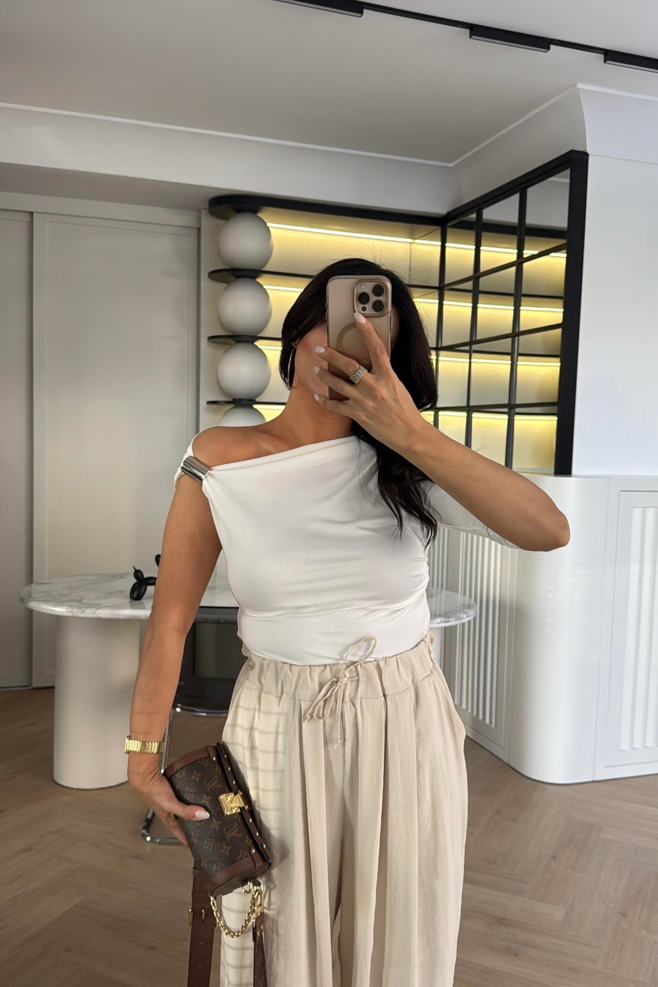 EKRU AKSESUAR DETAYLI VİSKON BLUZ