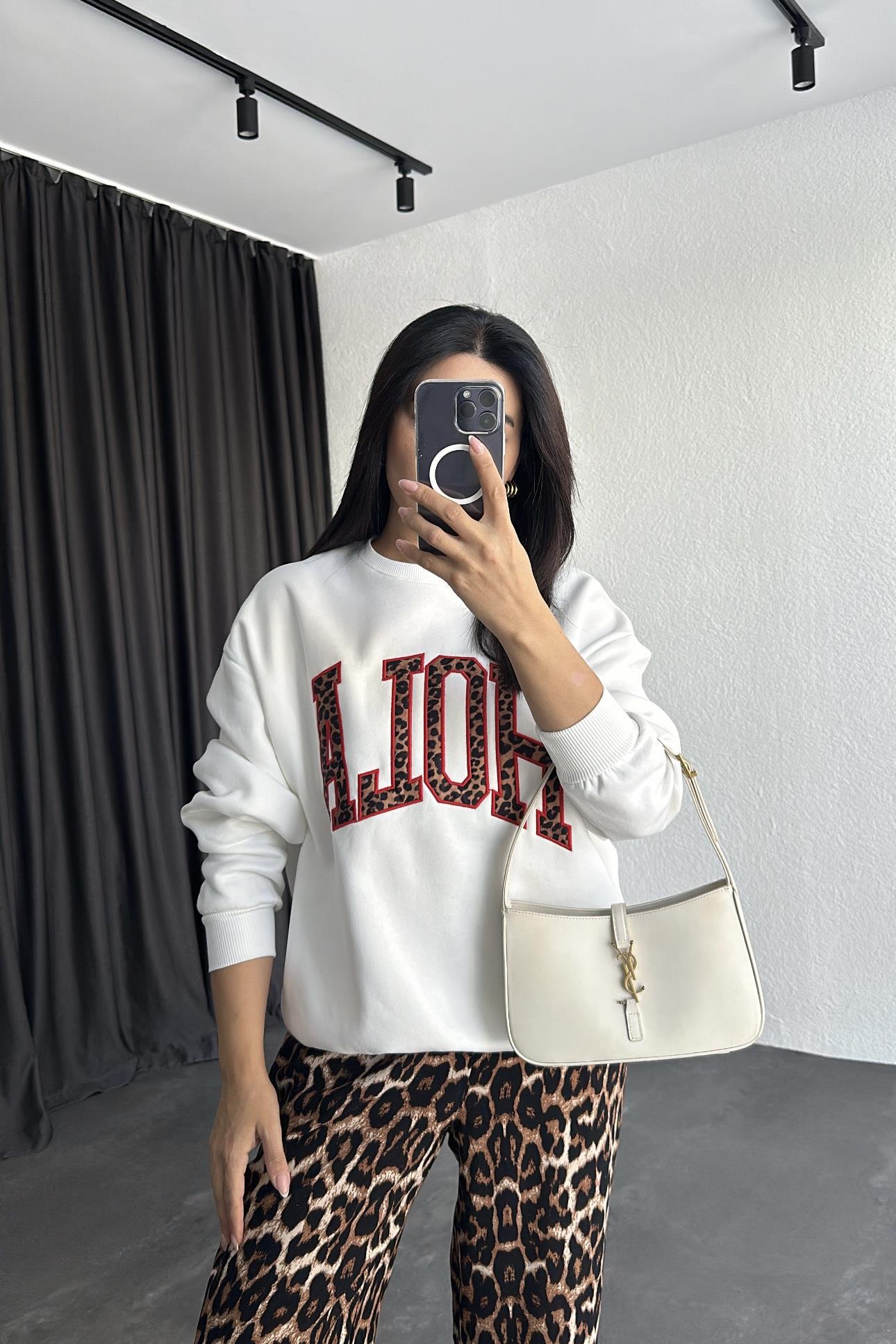 Ekru Renk Hola Sloganlı Şardonlu Sweatshirt 