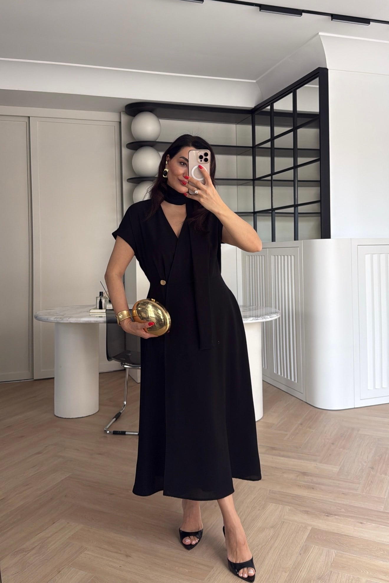 FULARLI GOLD DÜĞME DETAYLI MİDİ ELBİSE SİYAH 