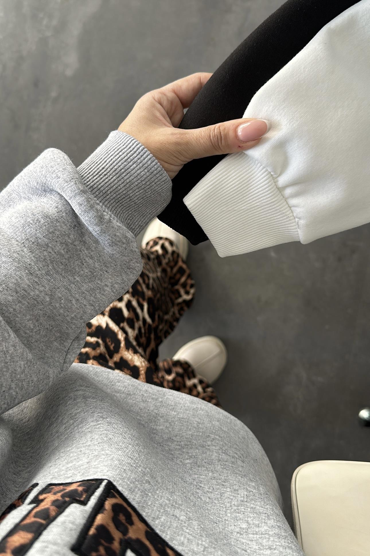 Gri Renk Hola Sloganlı Şardonlu Sweatshırt 