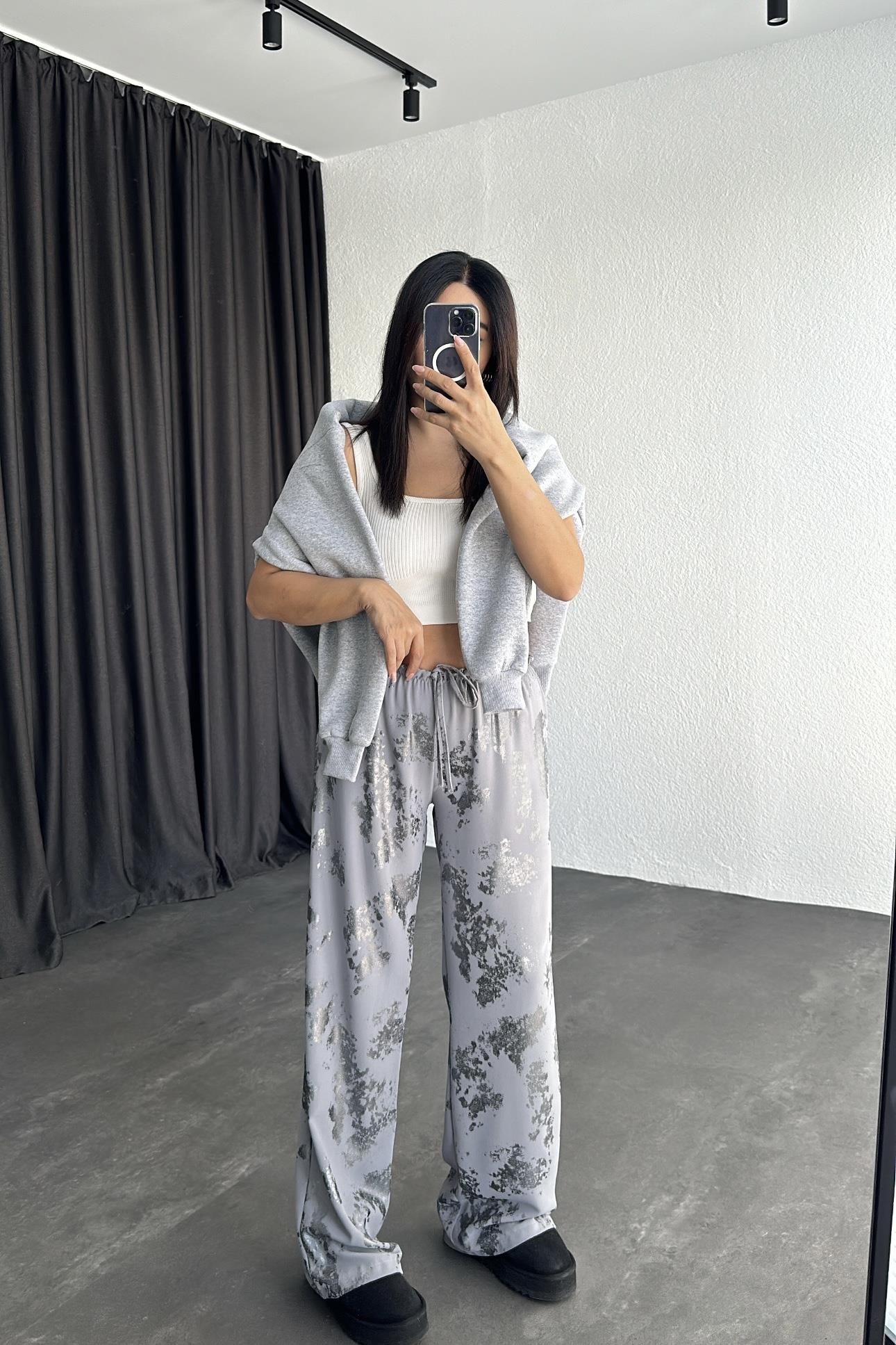 Gri Renk Tok Krep Kumaş Varaklı Rahat Pantolon 