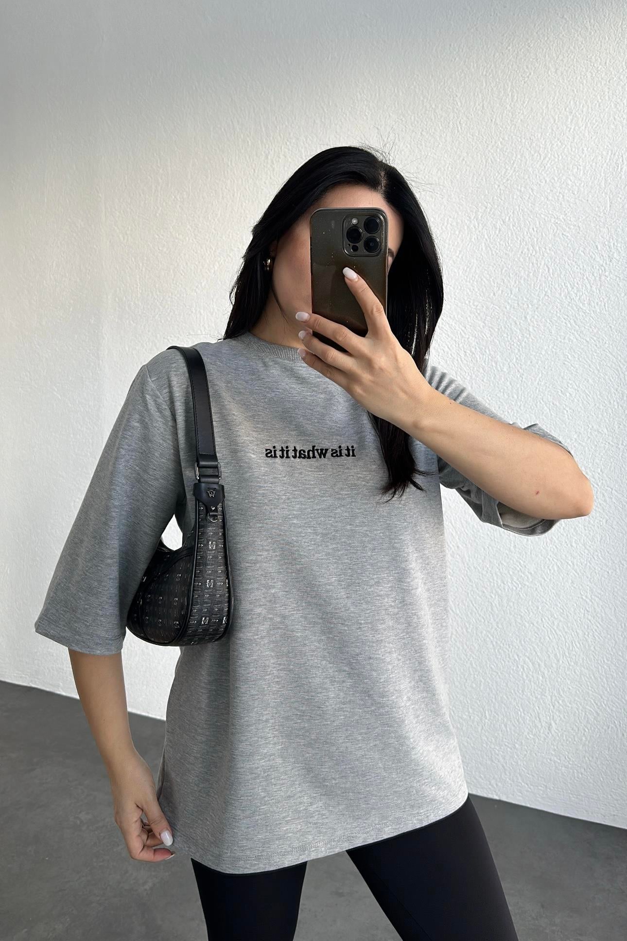 Gri Yakası Ribanalı Nakış Detay Kısa Kollu Sweatshırt