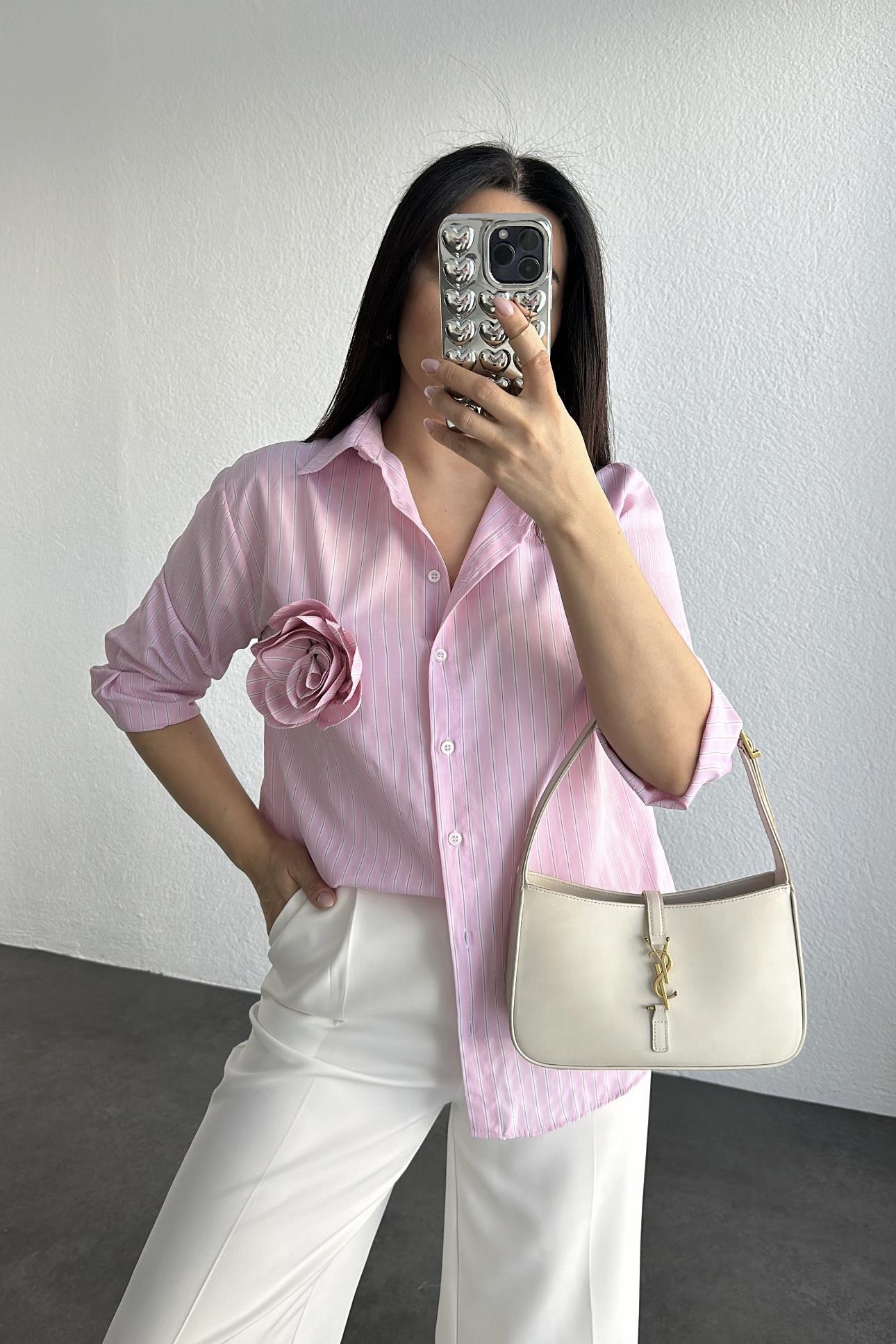 Gül Broşlu Pembe Çizgili Poplin Kumaş Tasarım Gömlek