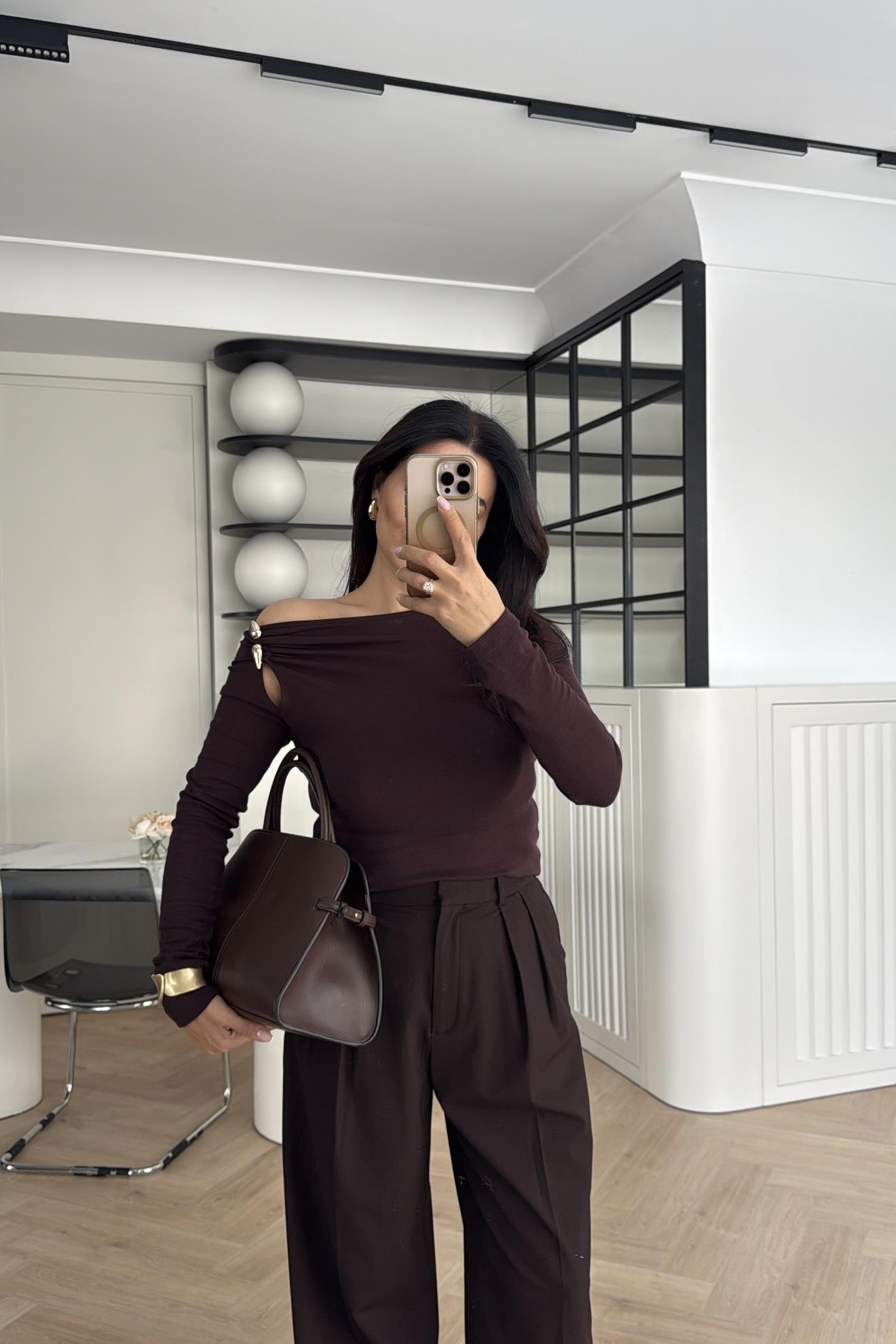 KAHVE AKSESUAR DETAYLI BLUZ