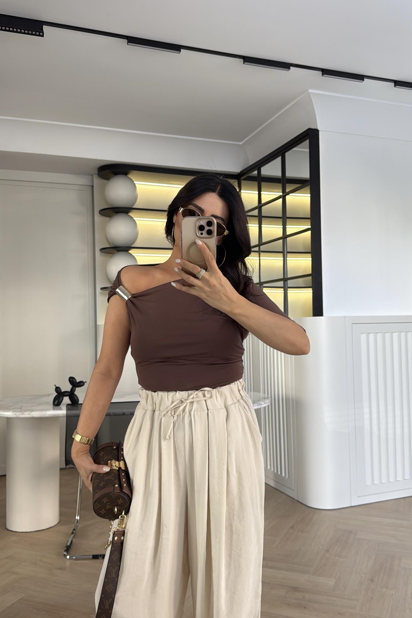 KAHVE AKSESUAR DETAYLI VİSKON BLUZ 